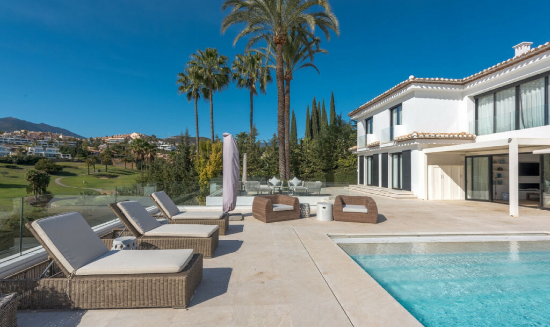 Resale - House -
Nueva Andalucía