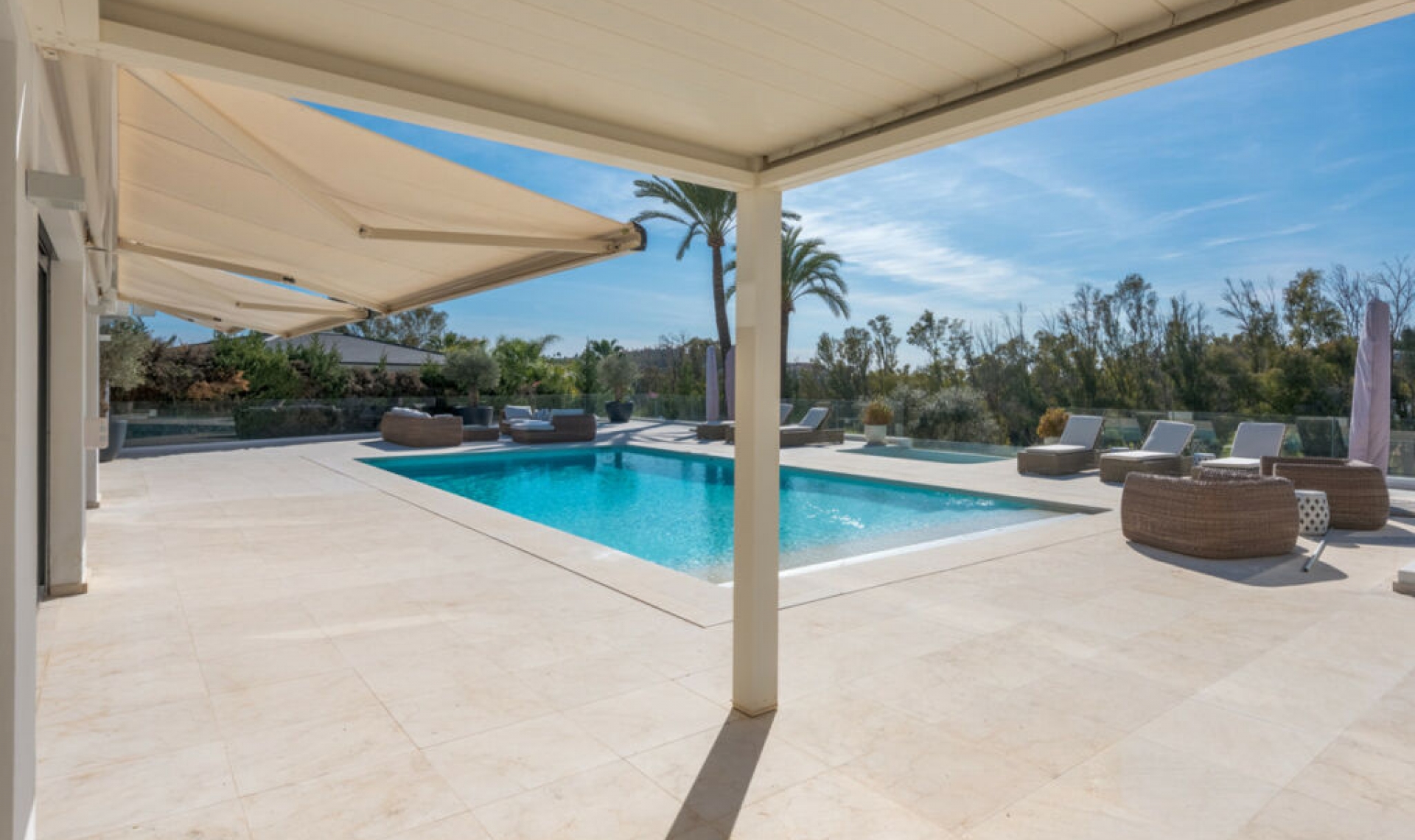 Resale - House -
Nueva Andalucía