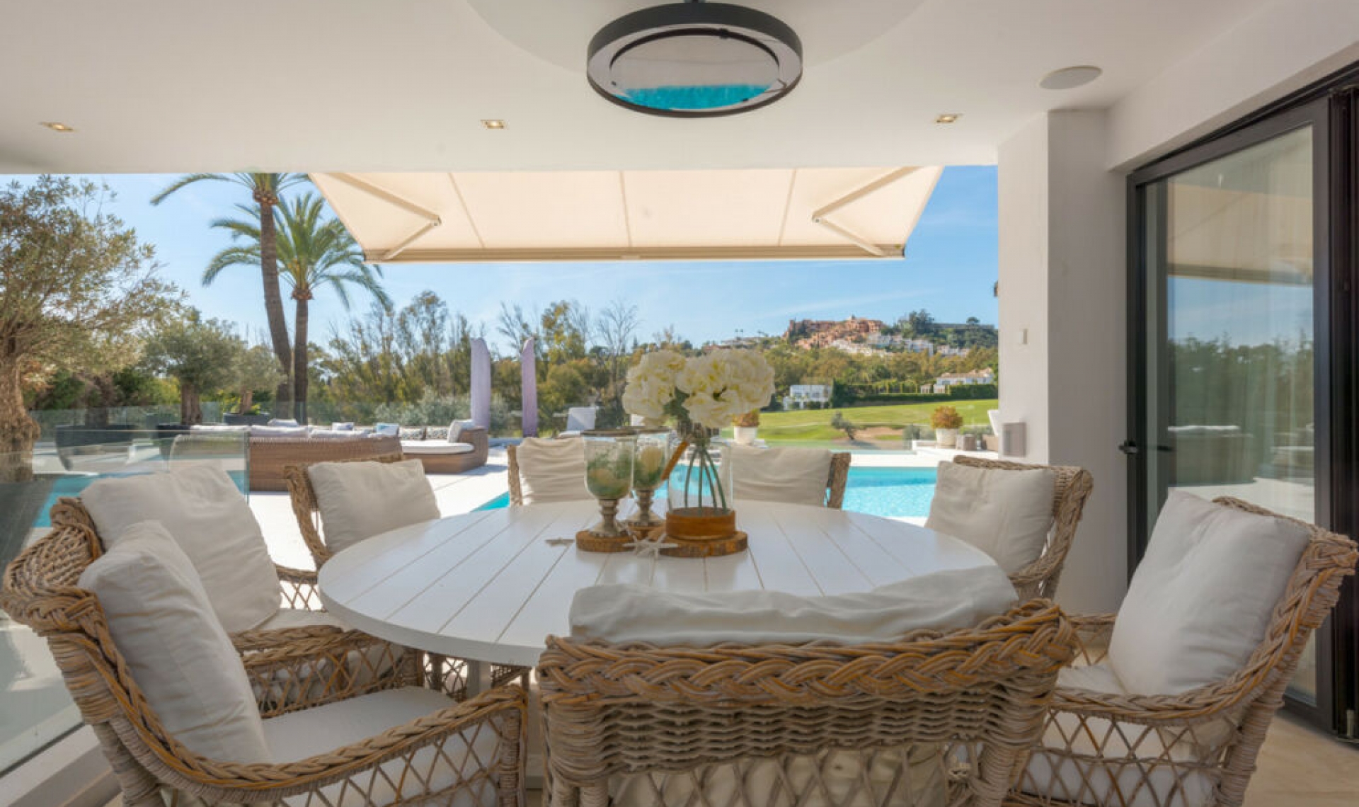 Resale - House -
Nueva Andalucía