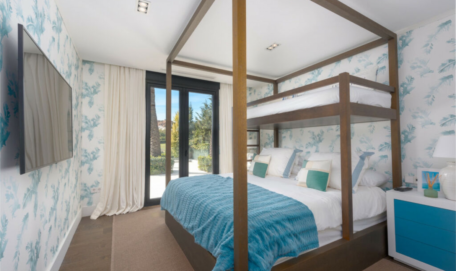 Resale - House -
Nueva Andalucía