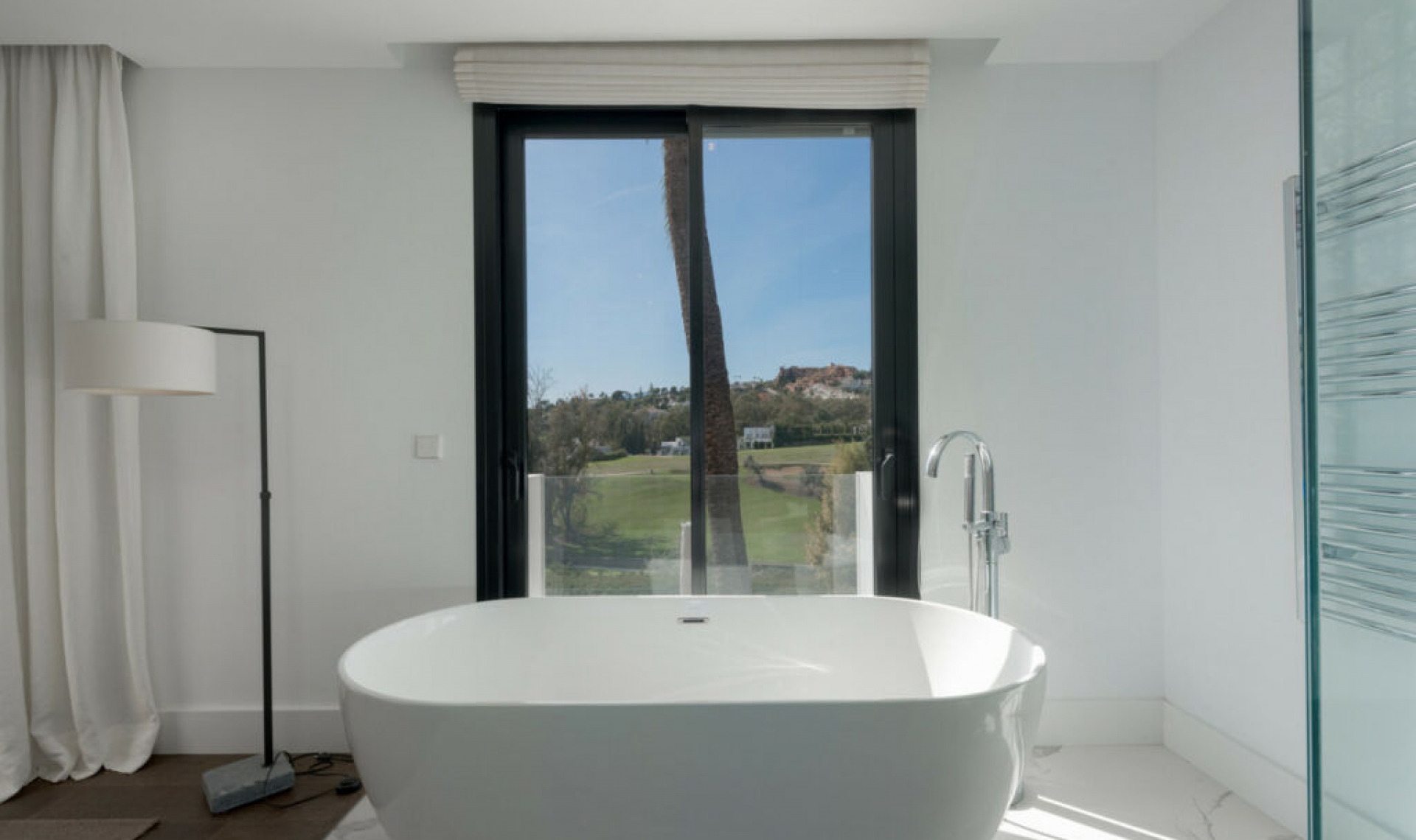 Resale - House -
Nueva Andalucía