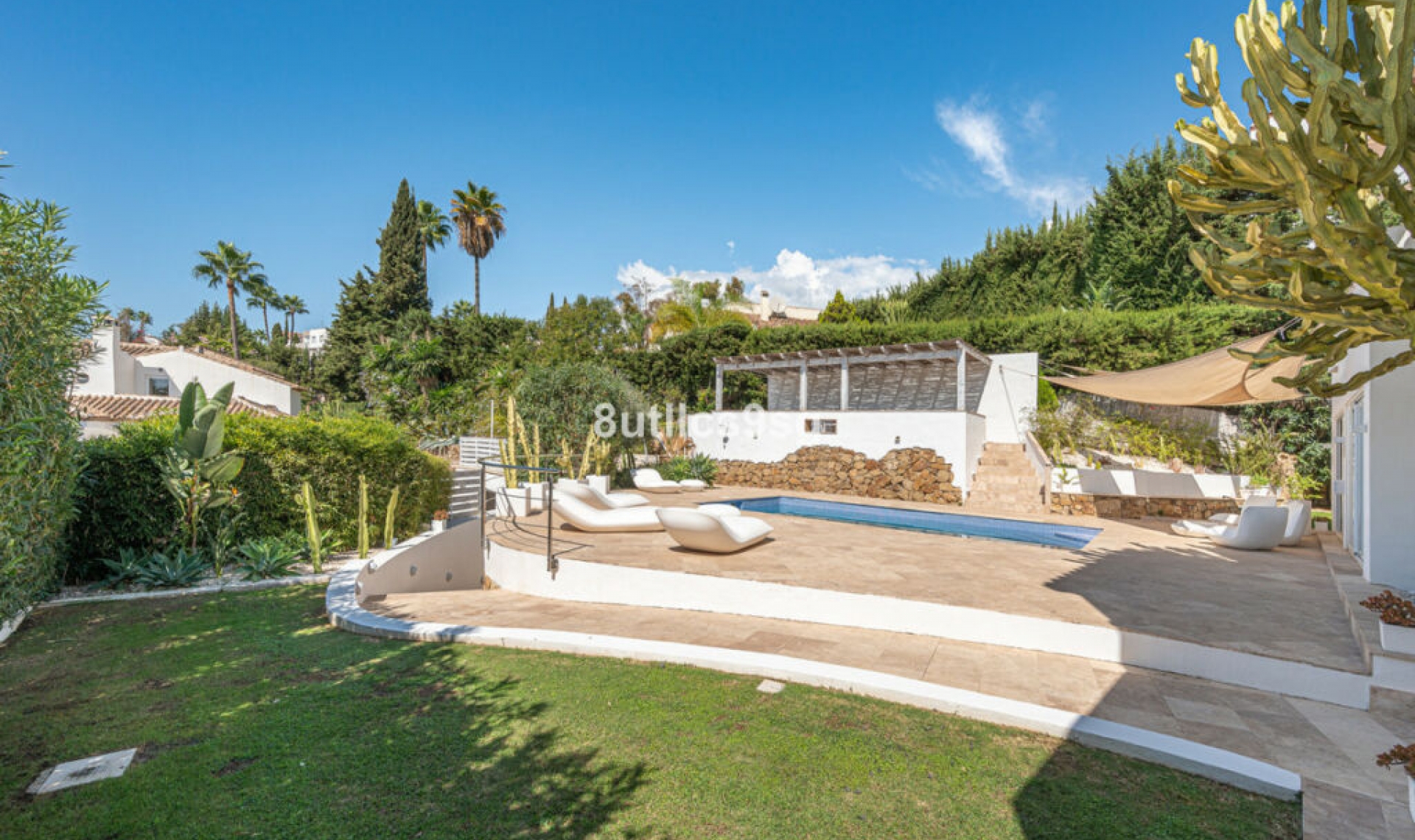 Resale - House -
Nueva Andalucía