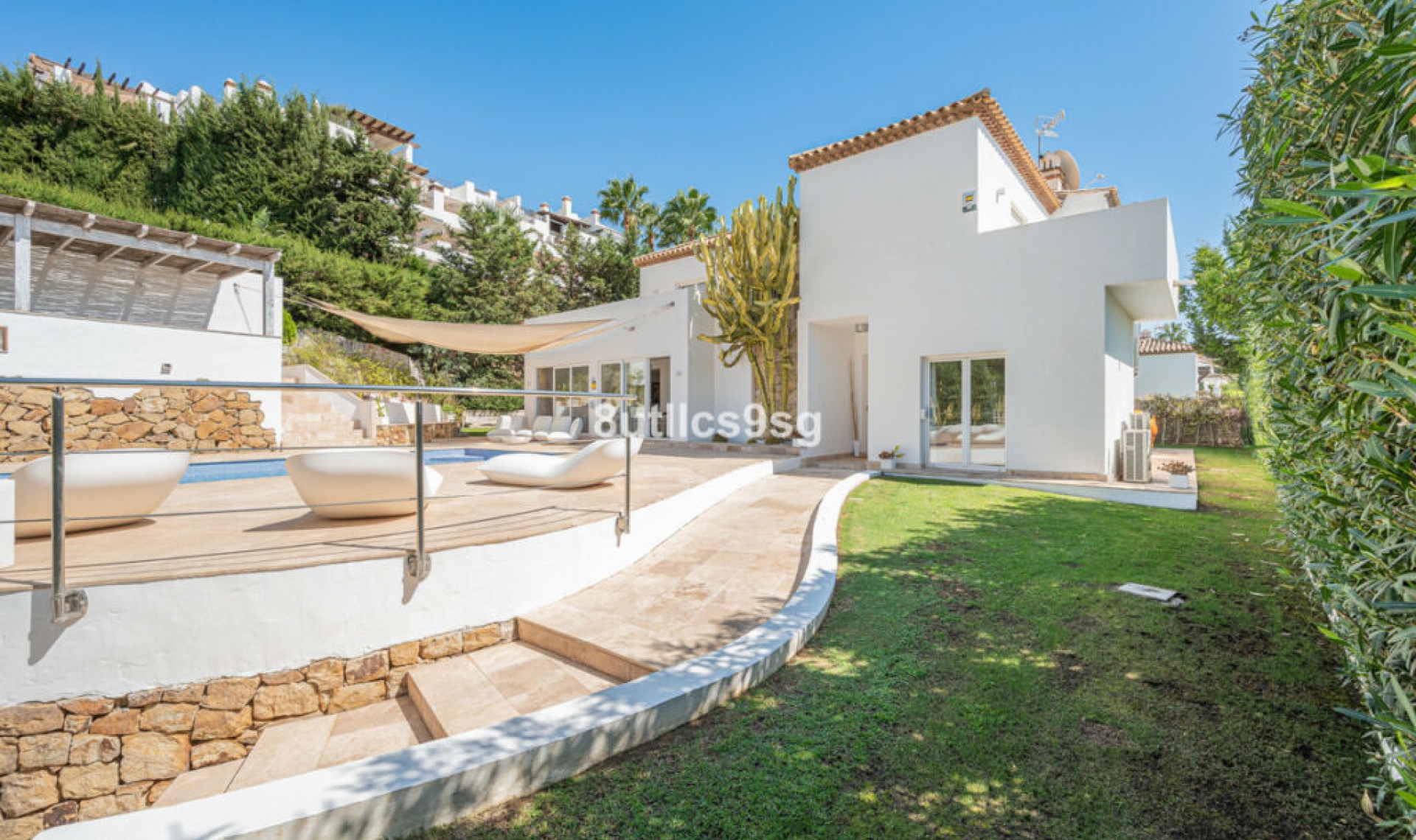 Resale - House -
Nueva Andalucía