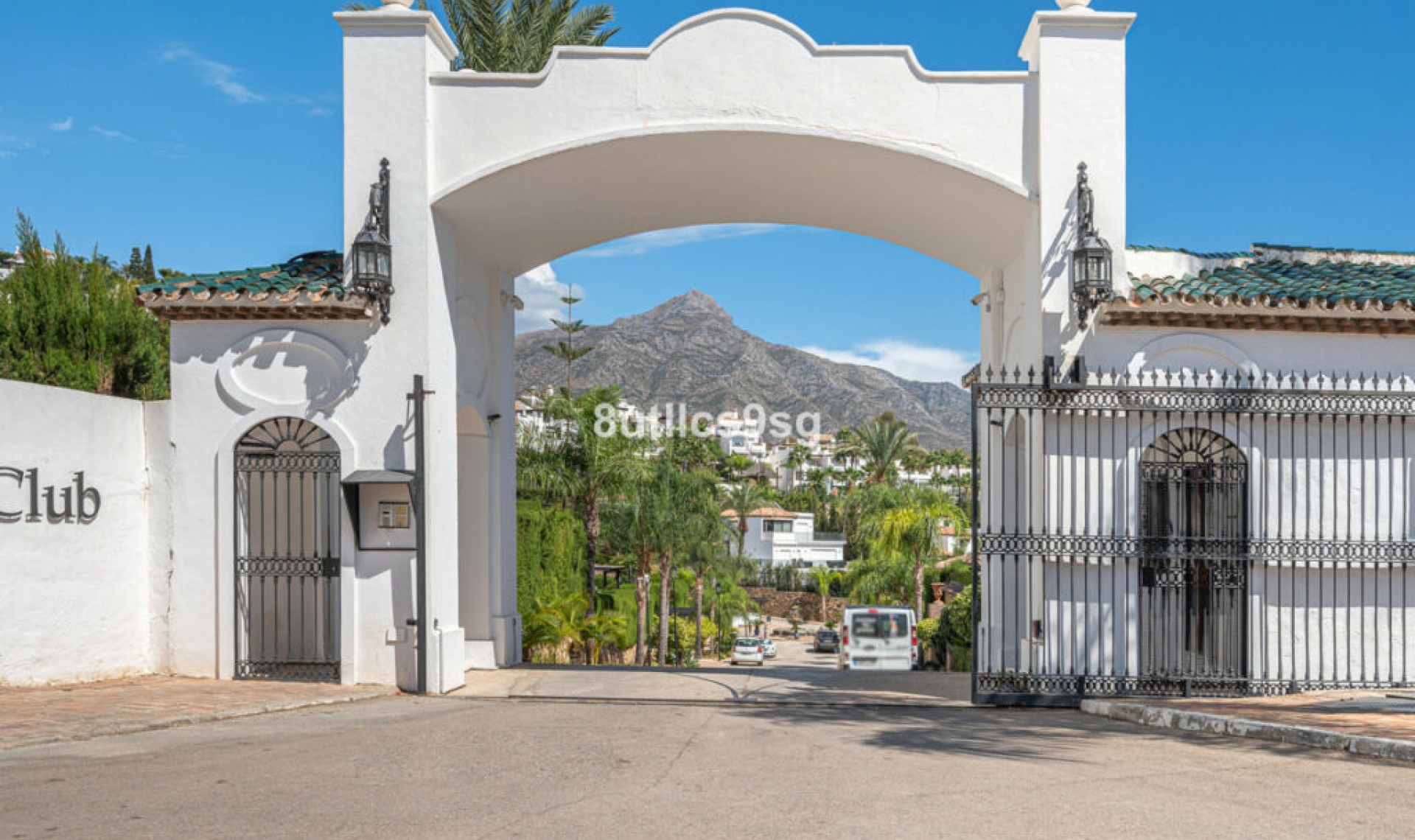 Resale - House -
Nueva Andalucía