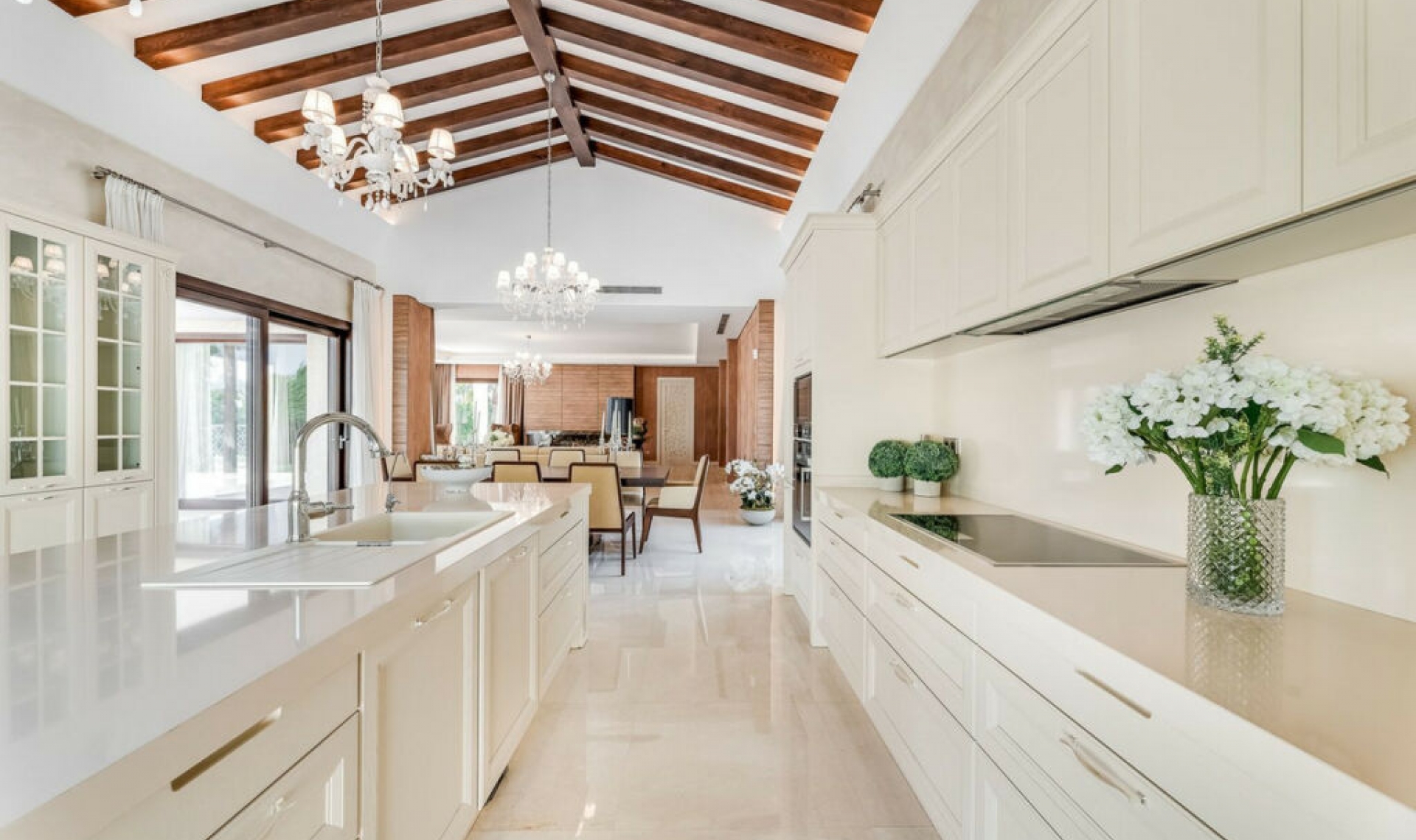 Resale - House -
Nueva Andalucía