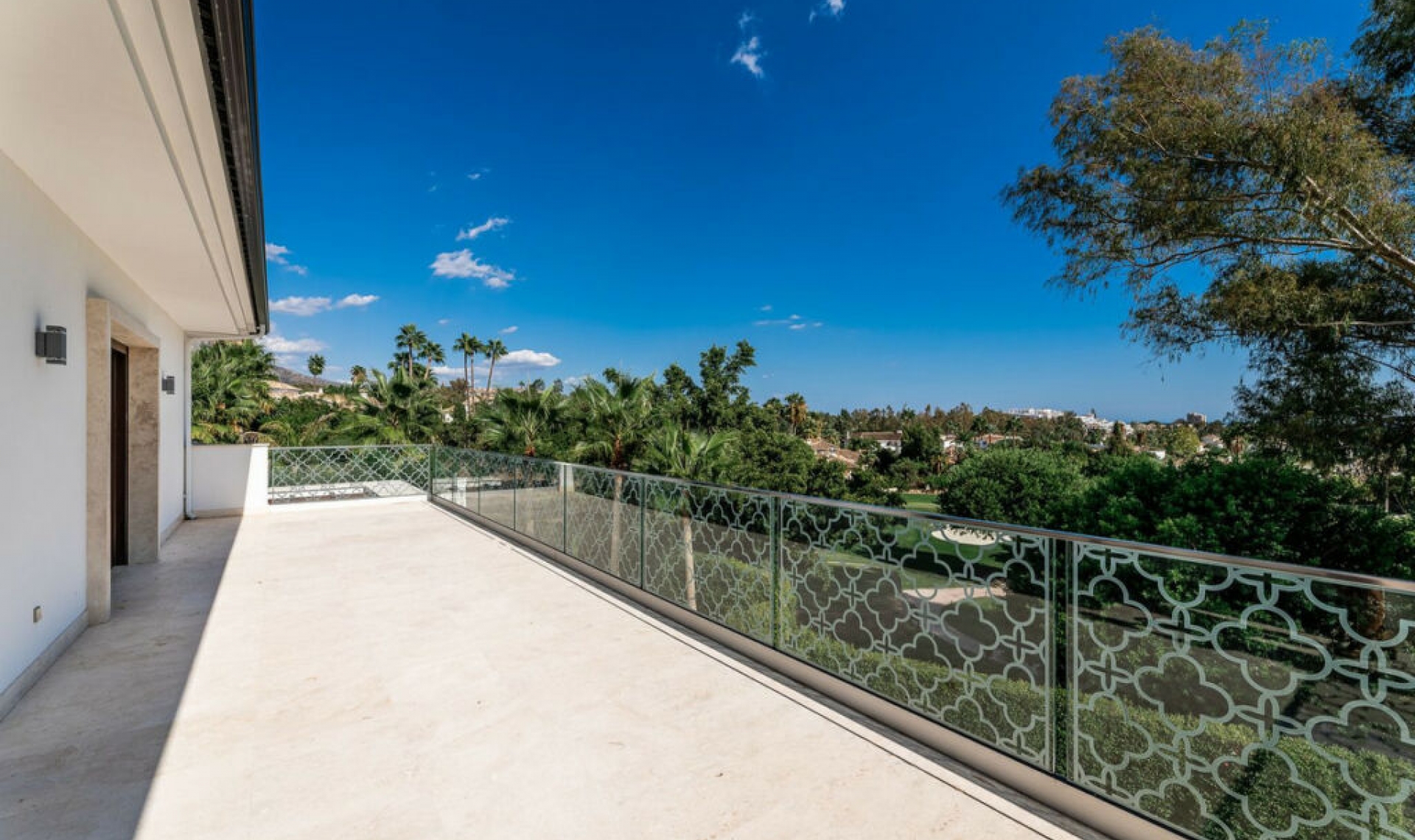 Resale - House -
Nueva Andalucía