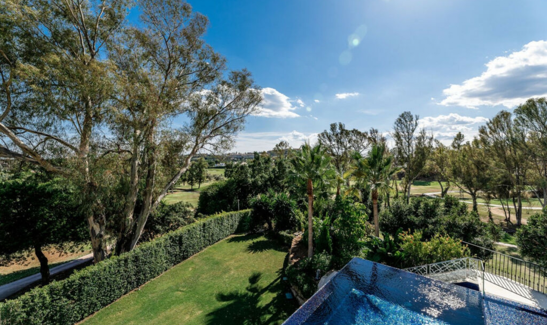 Resale - House -
Nueva Andalucía
