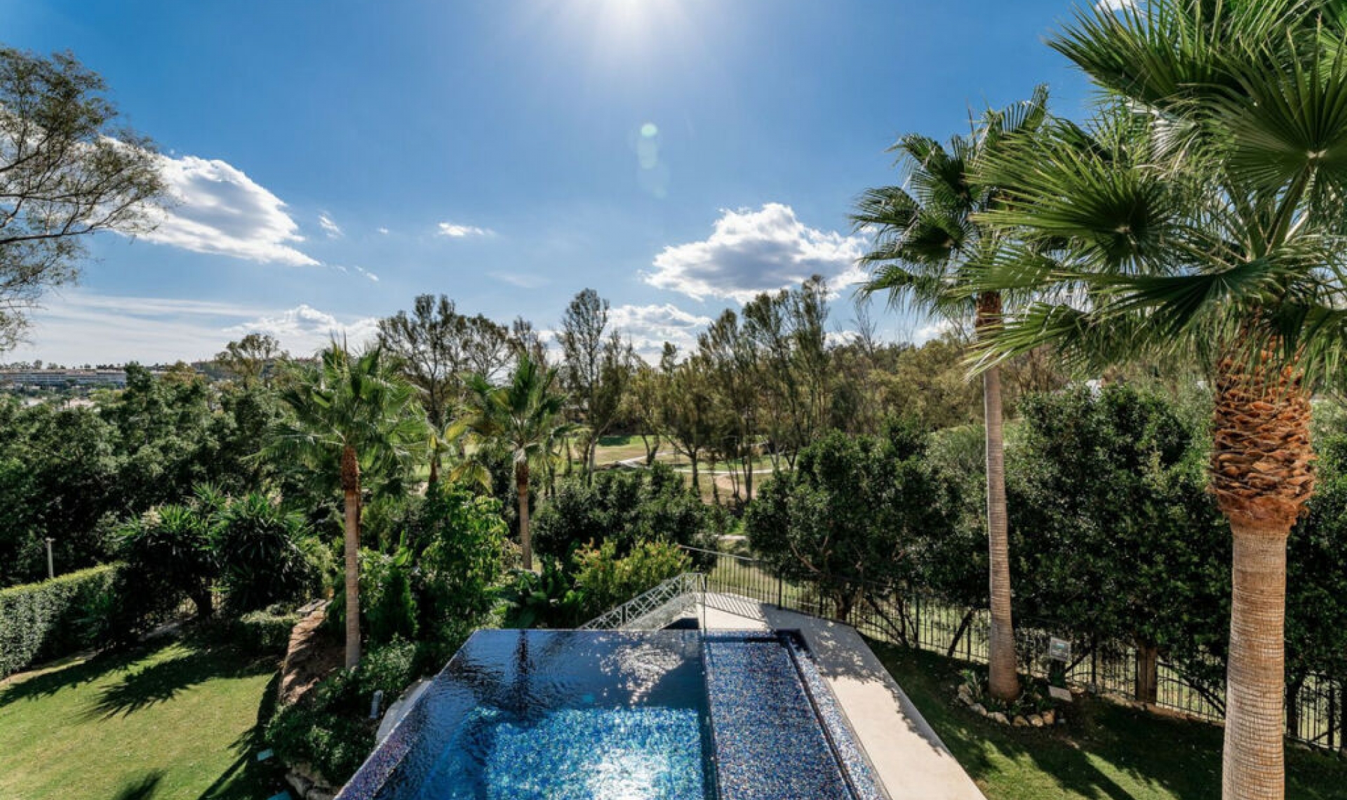 Resale - House -
Nueva Andalucía