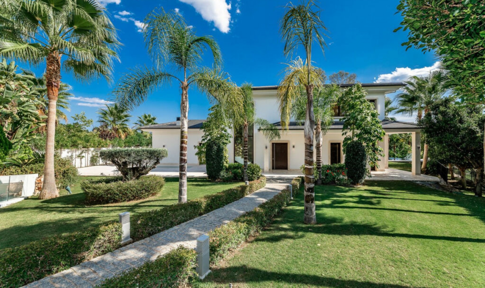 Resale - House -
Nueva Andalucía