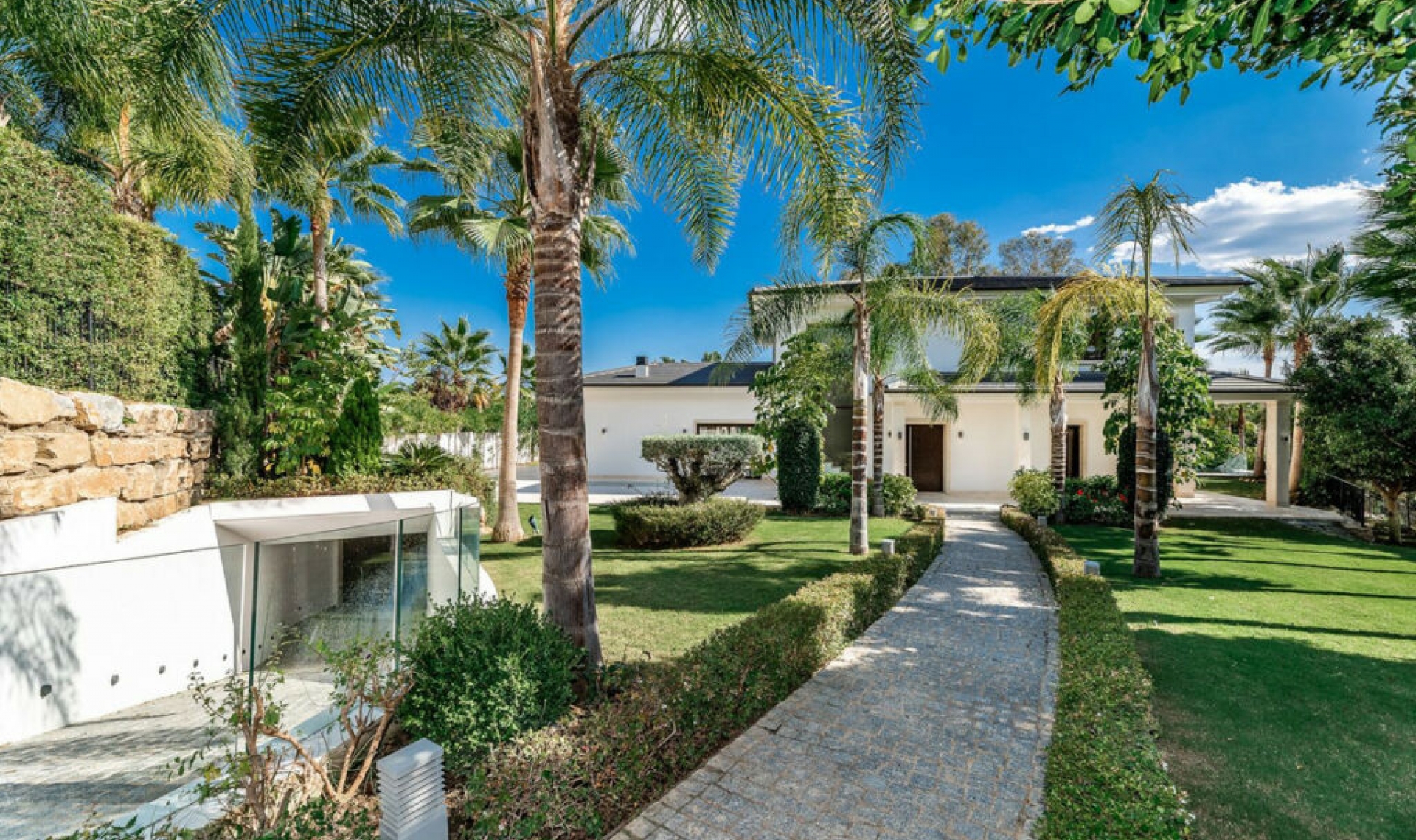 Resale - House -
Nueva Andalucía