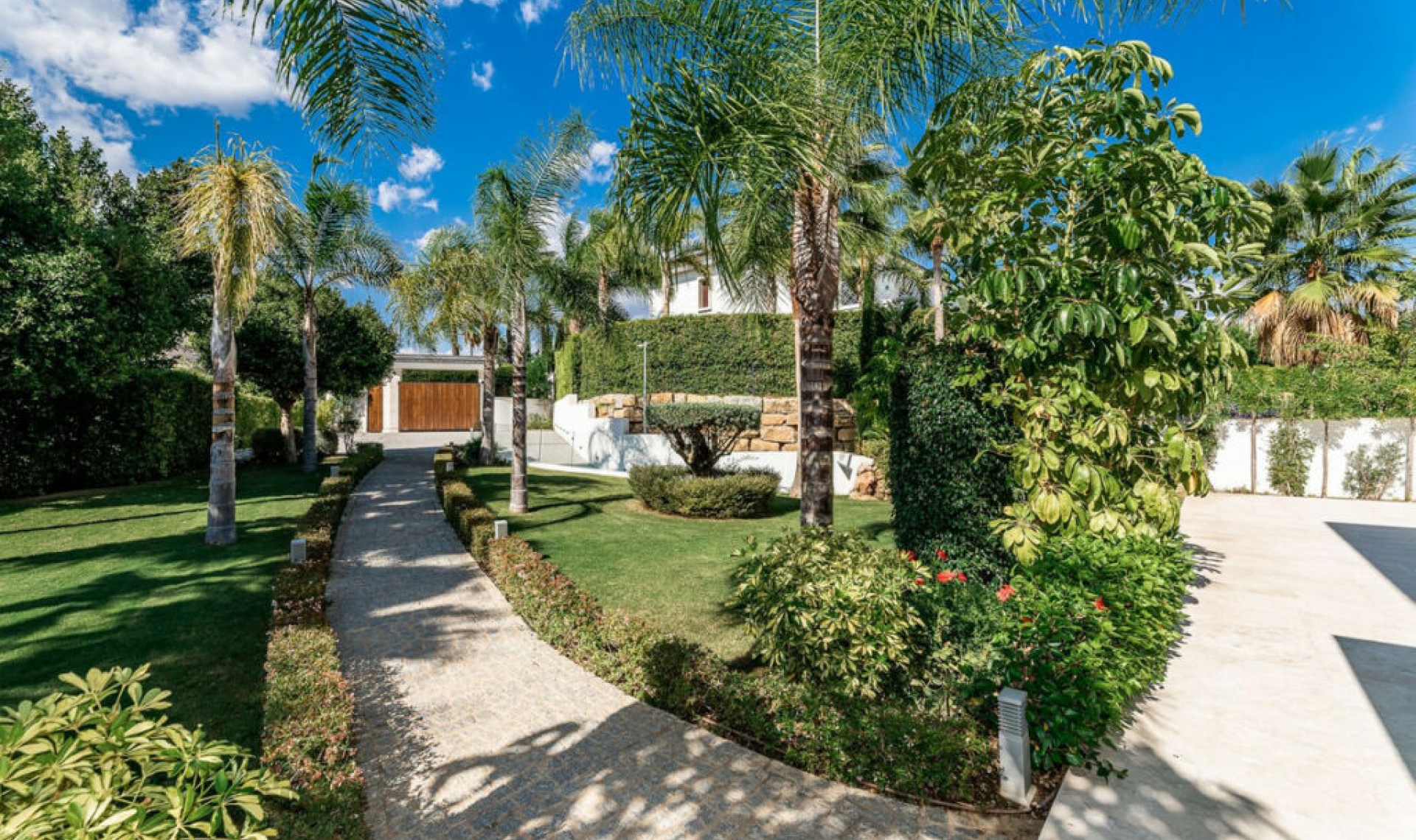 Resale - House -
Nueva Andalucía