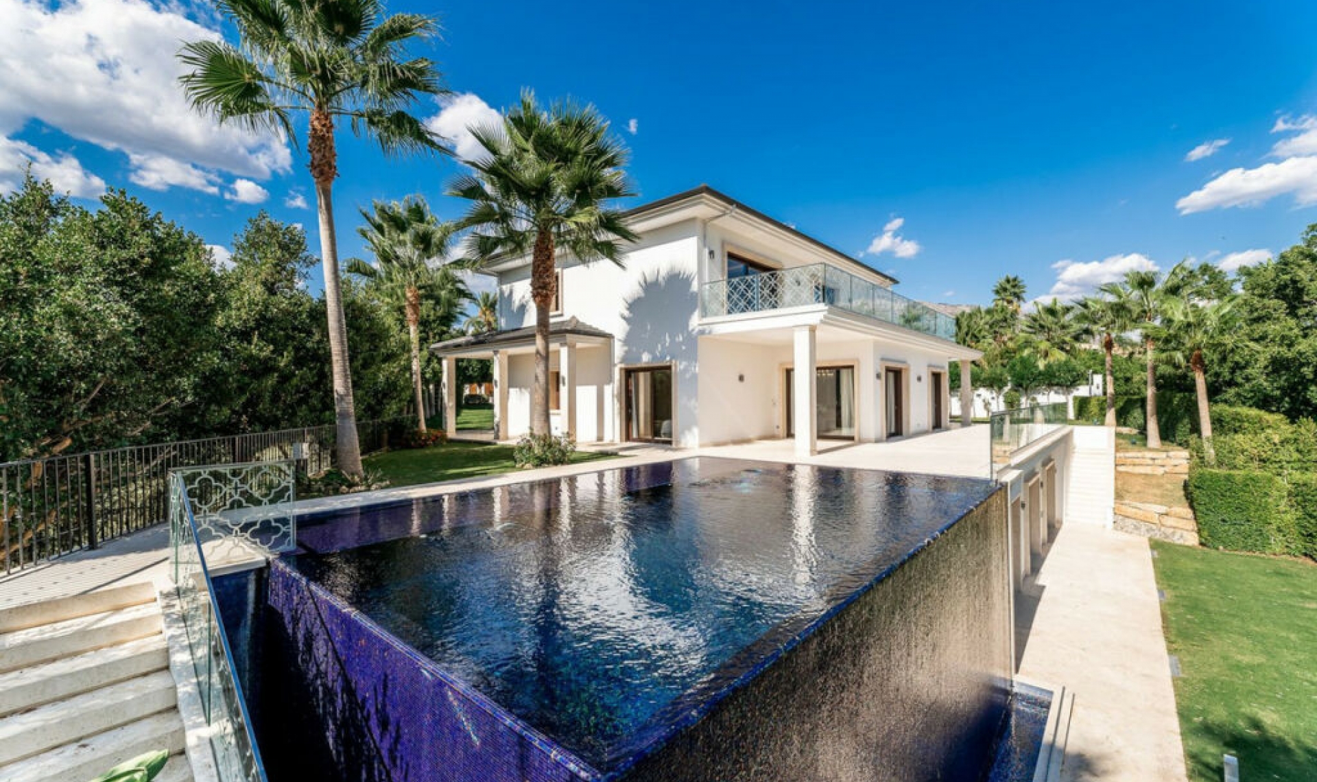 Resale - House -
Nueva Andalucía
