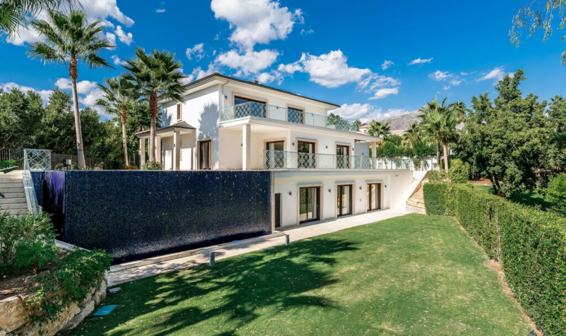 Resale - House -
Nueva Andalucía