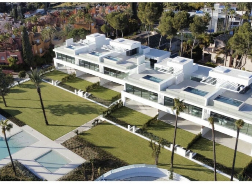 Resale - House -
Nueva Andalucía
