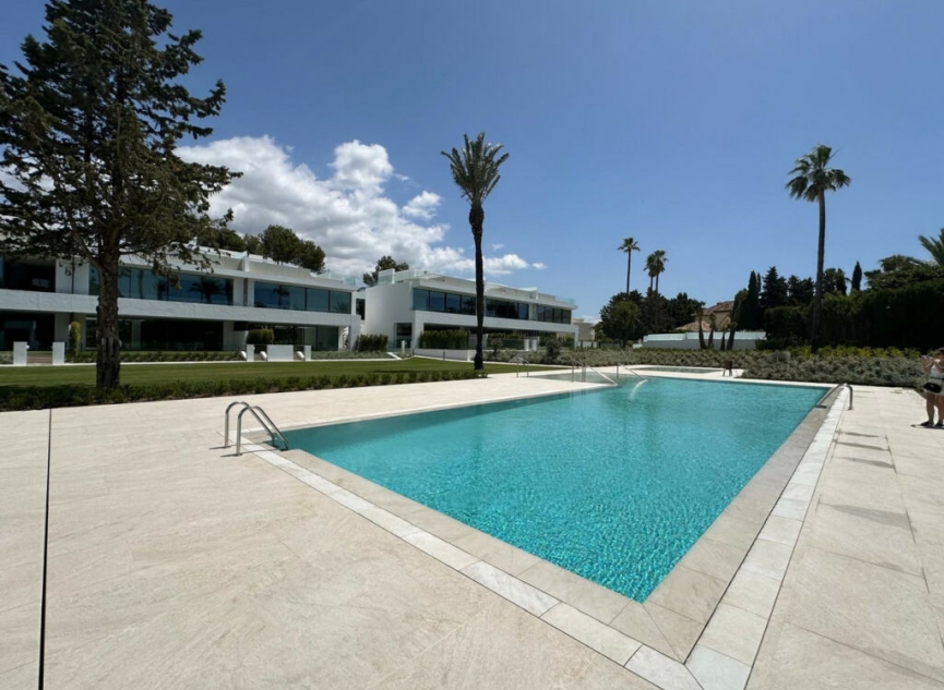 Resale - House -
Nueva Andalucía