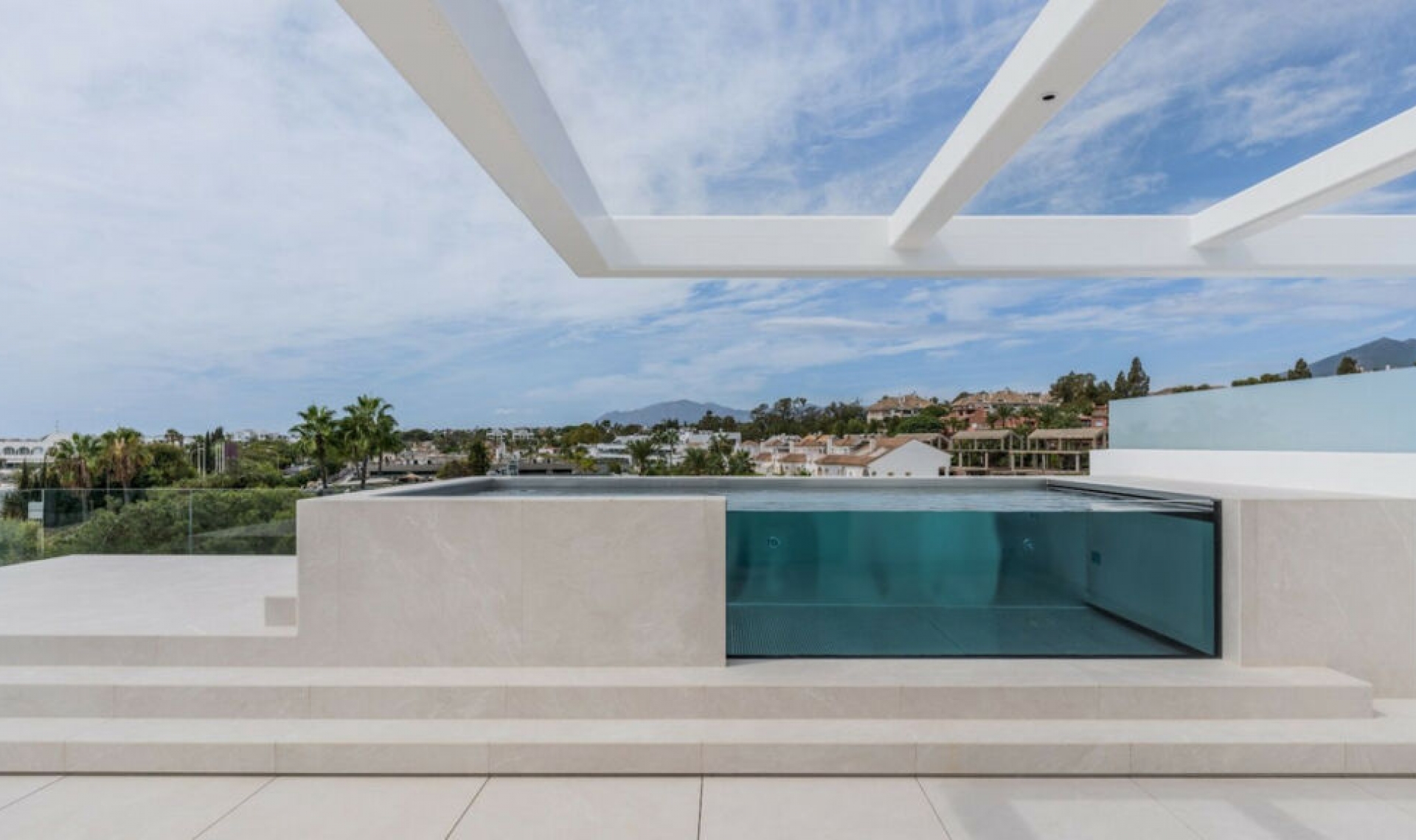 Resale - House -
Nueva Andalucía
