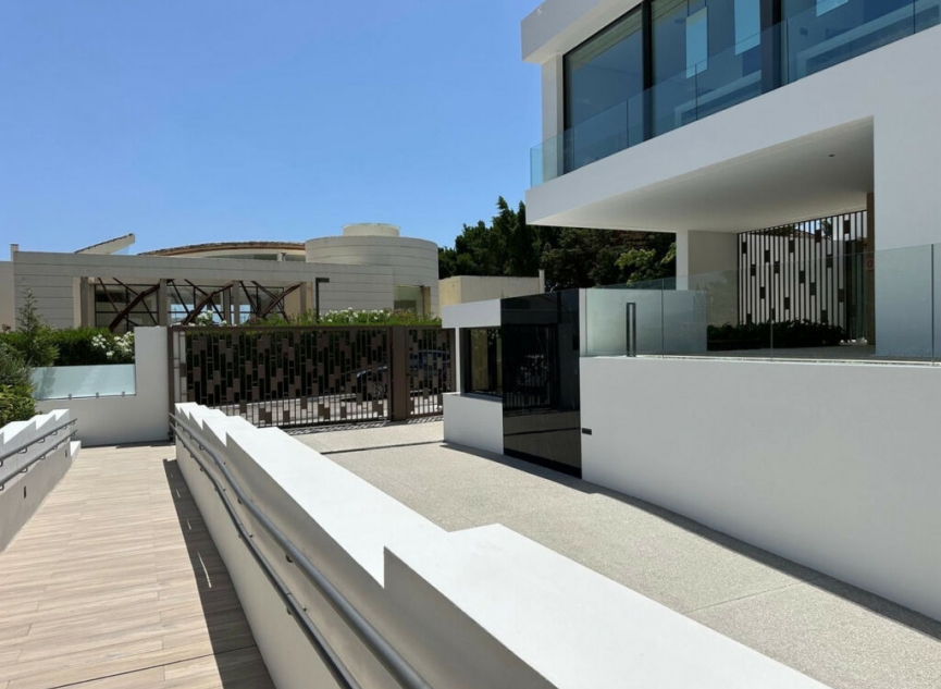 Resale - House -
Nueva Andalucía