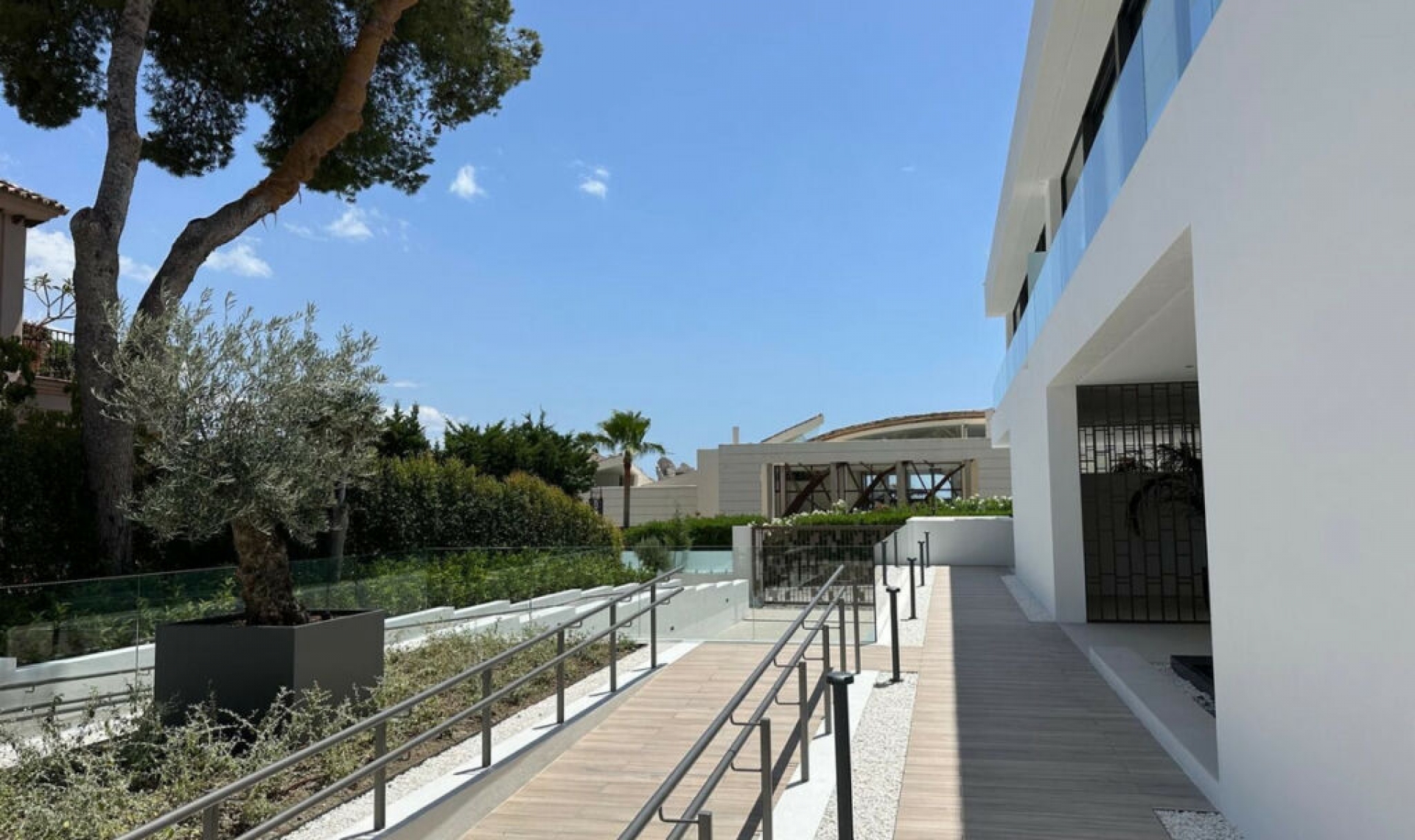 Resale - House -
Nueva Andalucía