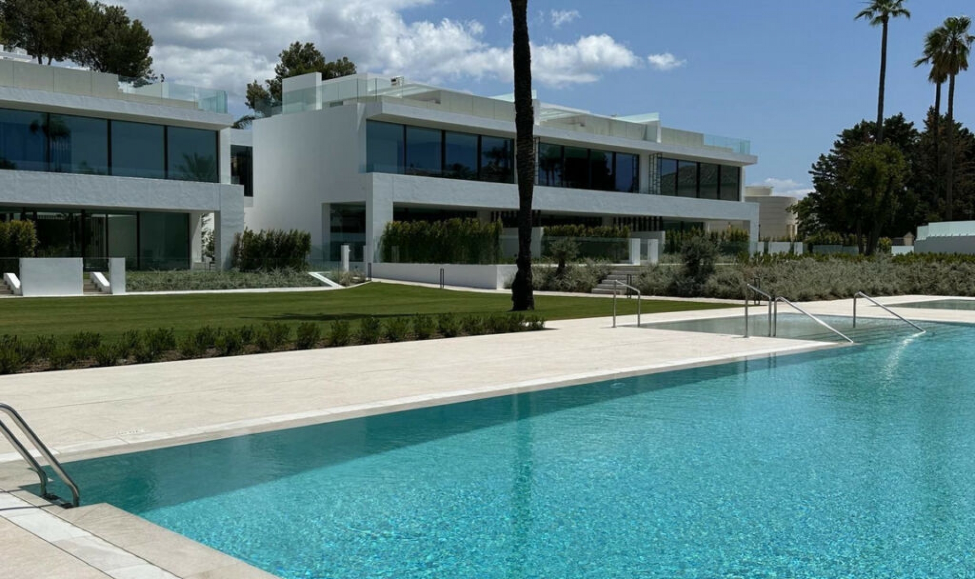 Resale - House -
Nueva Andalucía