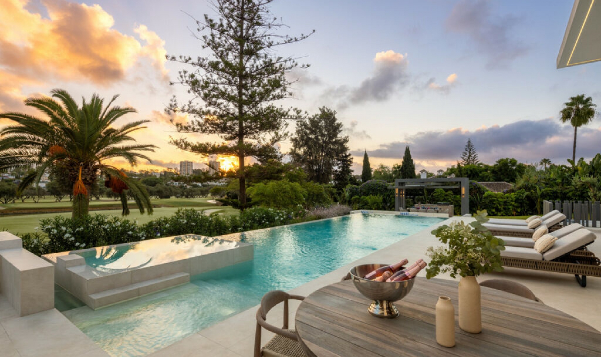 Resale - House -
Nueva Andalucía
