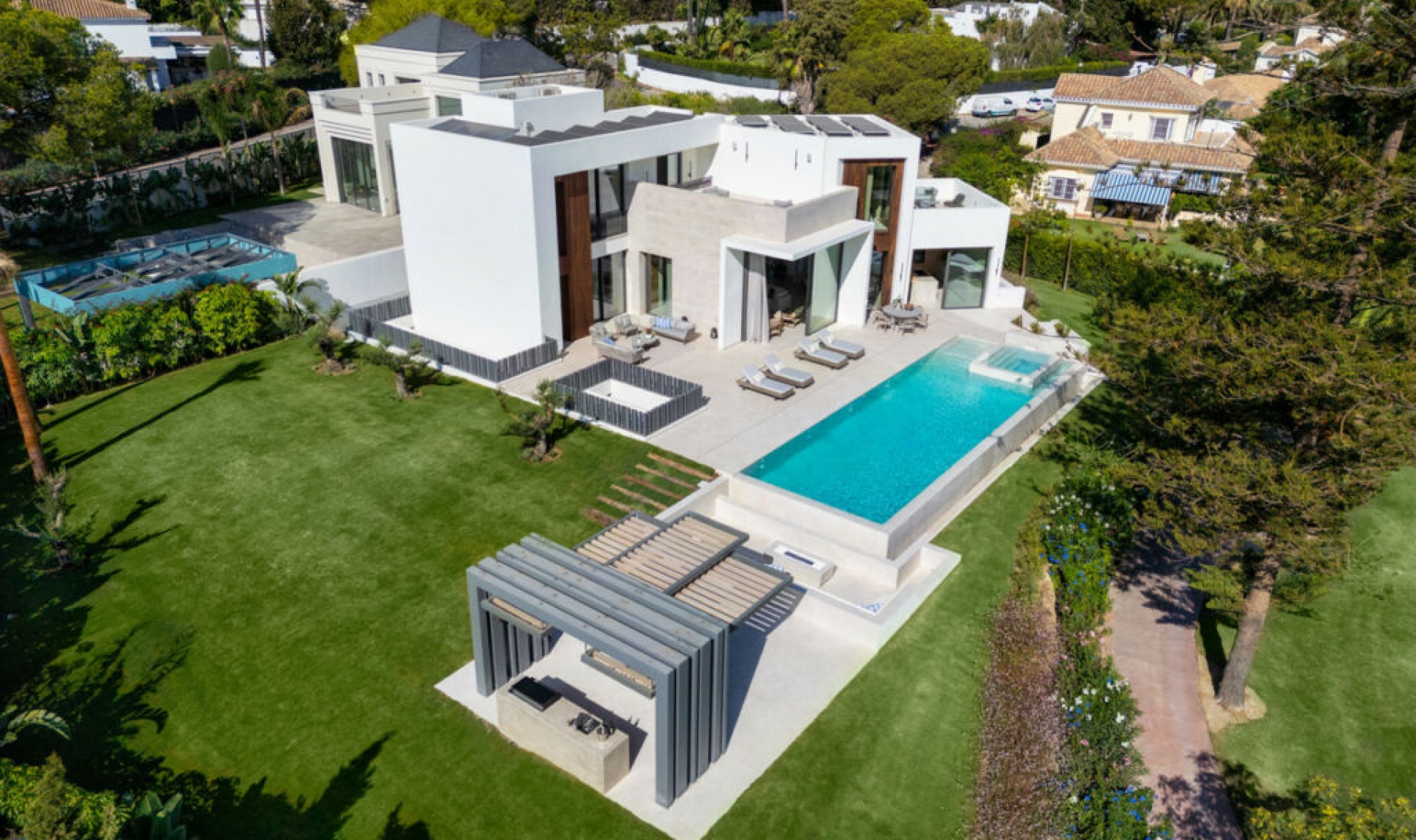 Resale - House -
Nueva Andalucía