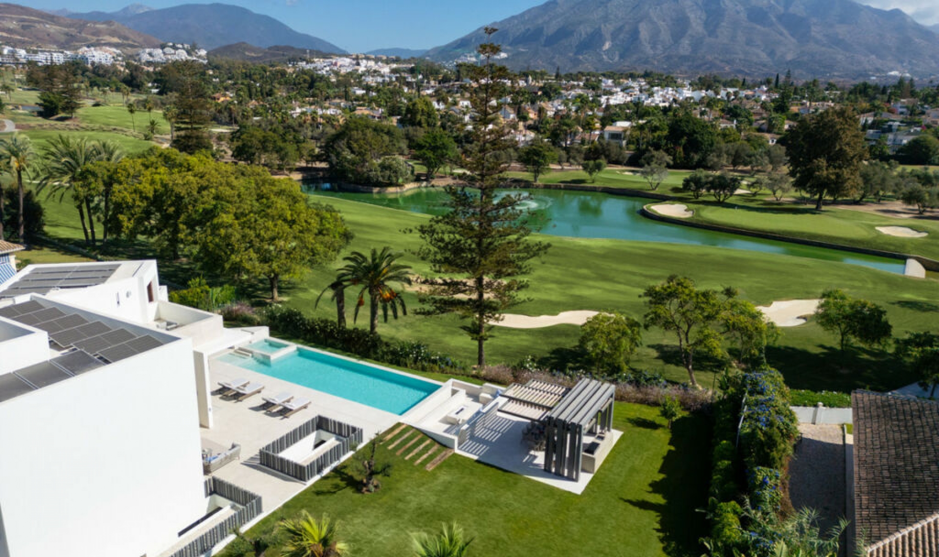 Resale - House -
Nueva Andalucía