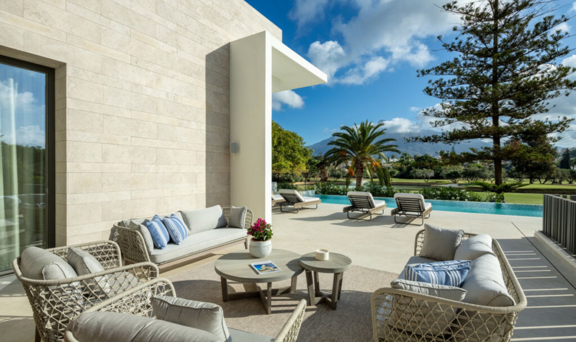 Resale - House -
Nueva Andalucía