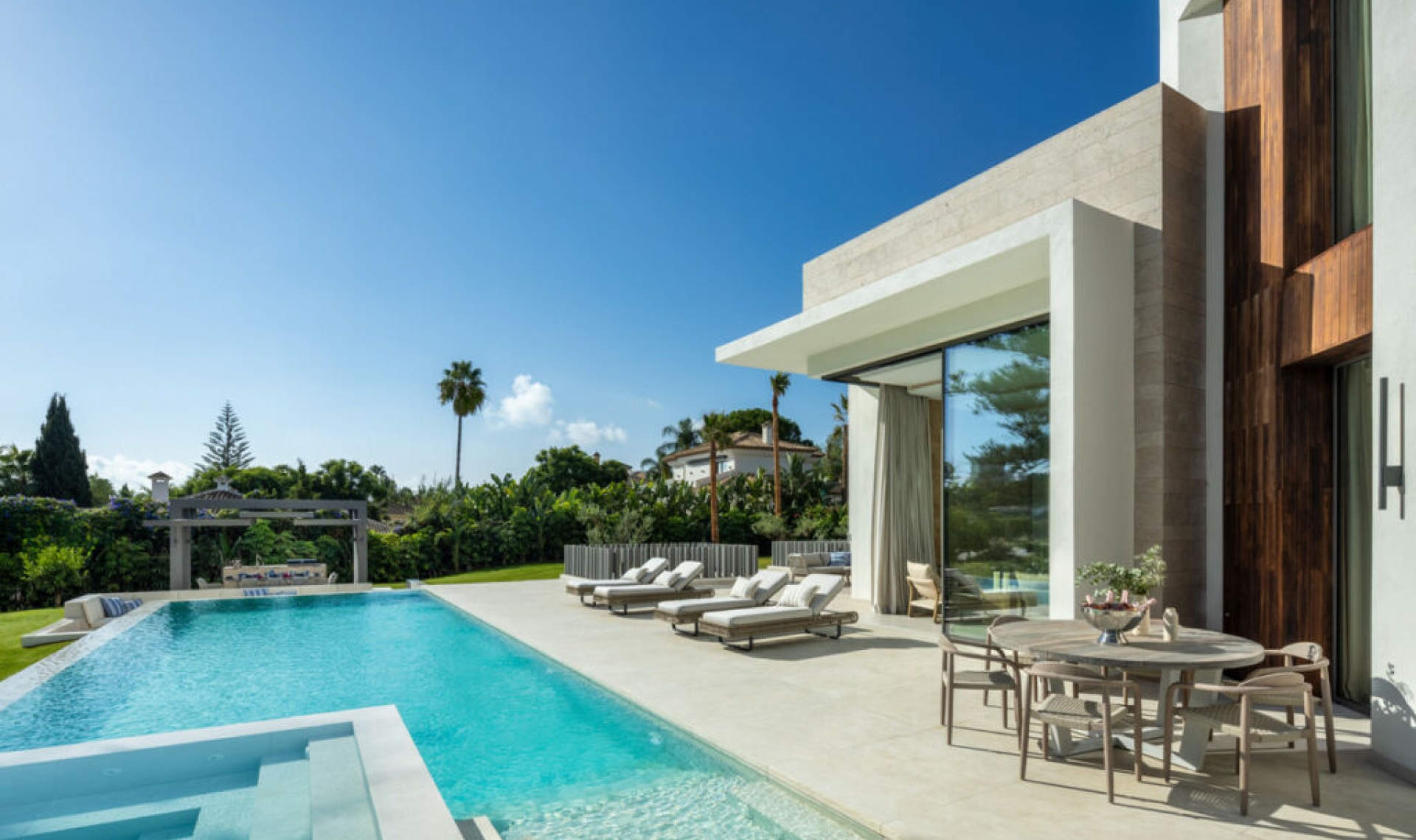 Resale - House -
Nueva Andalucía