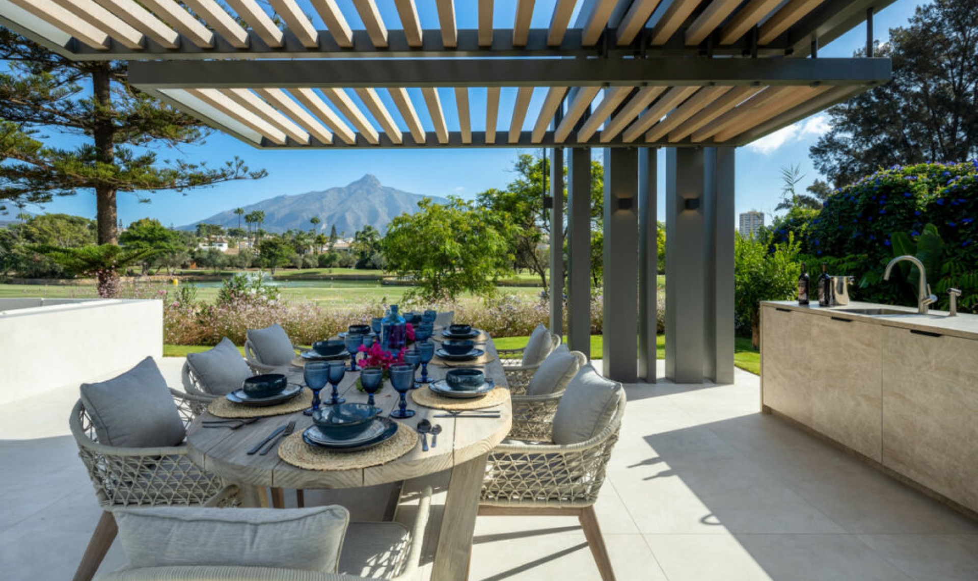 Resale - House -
Nueva Andalucía