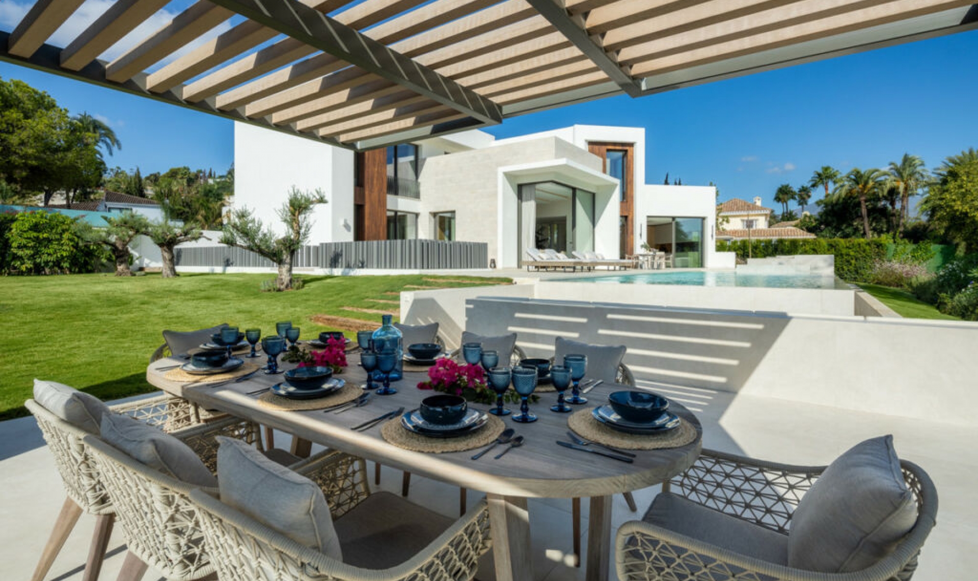 Resale - House -
Nueva Andalucía