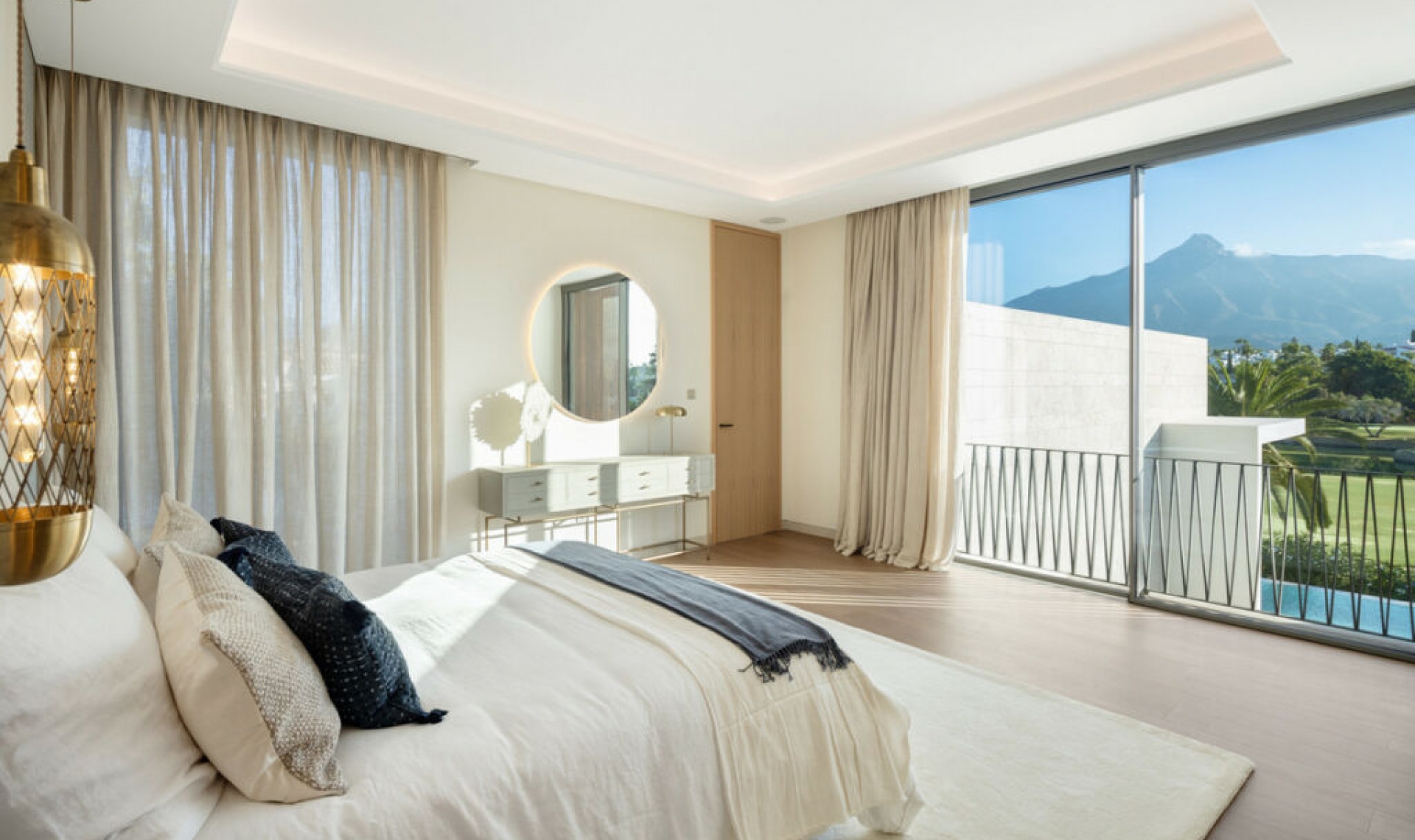Resale - House -
Nueva Andalucía