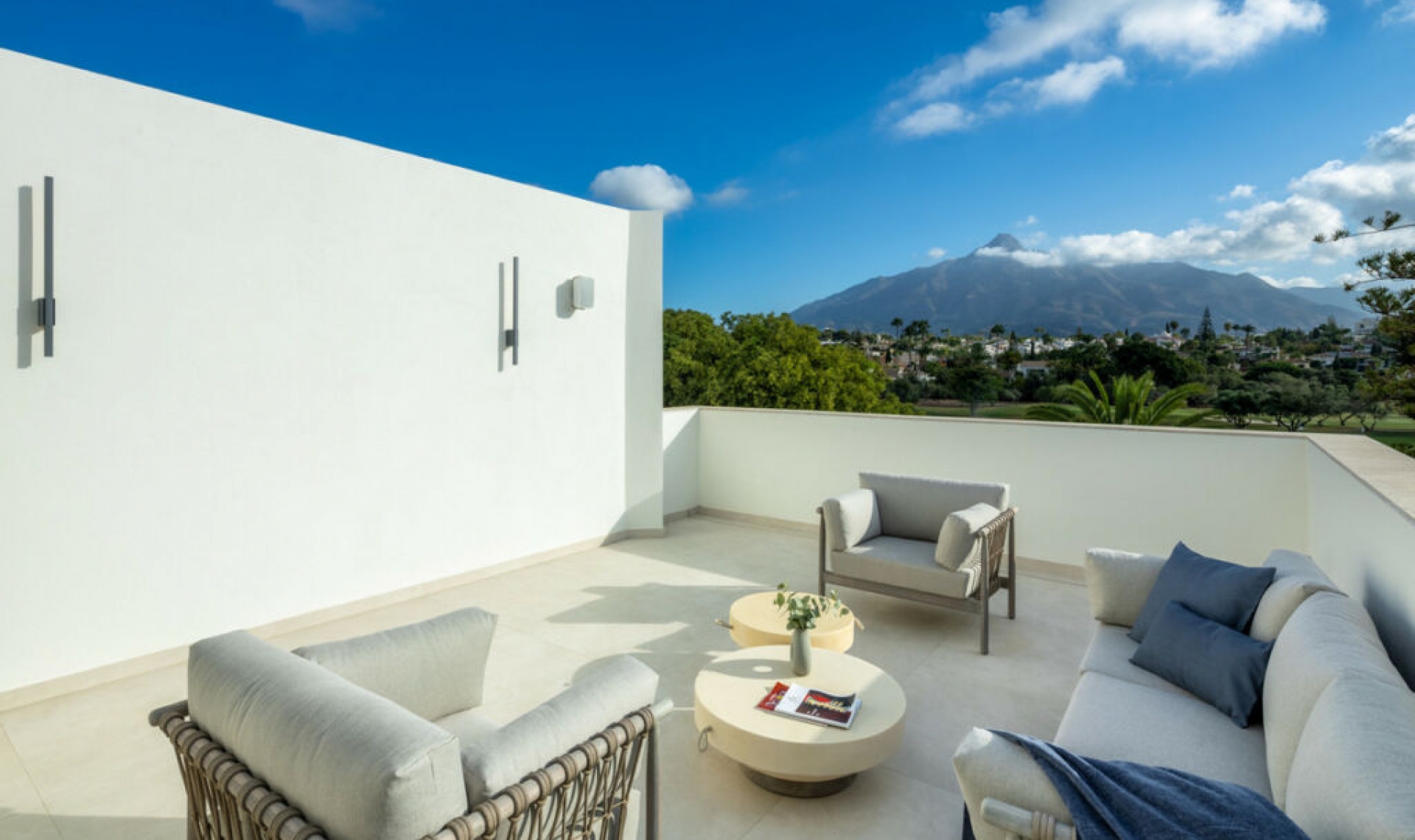 Resale - House -
Nueva Andalucía