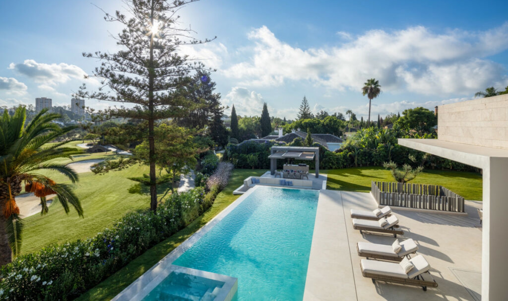 Resale - House -
Nueva Andalucía