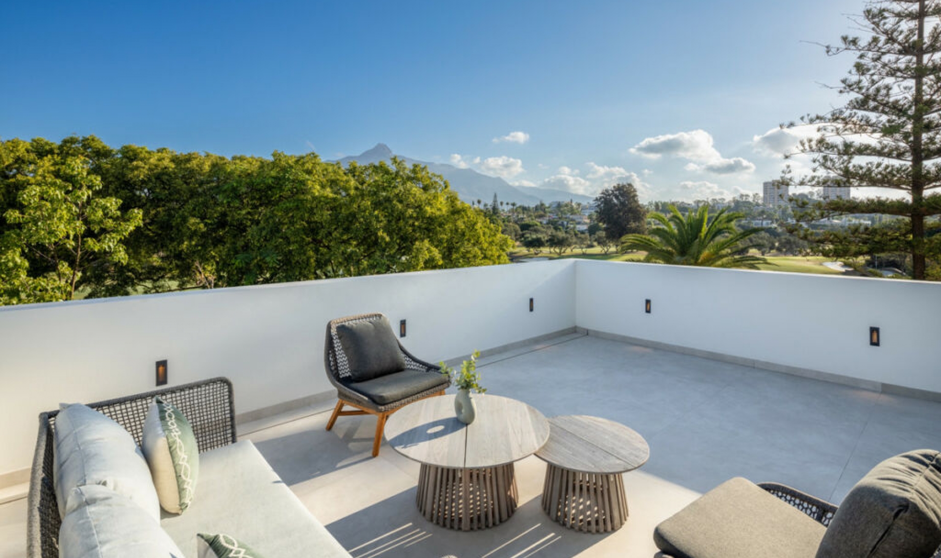 Resale - House -
Nueva Andalucía