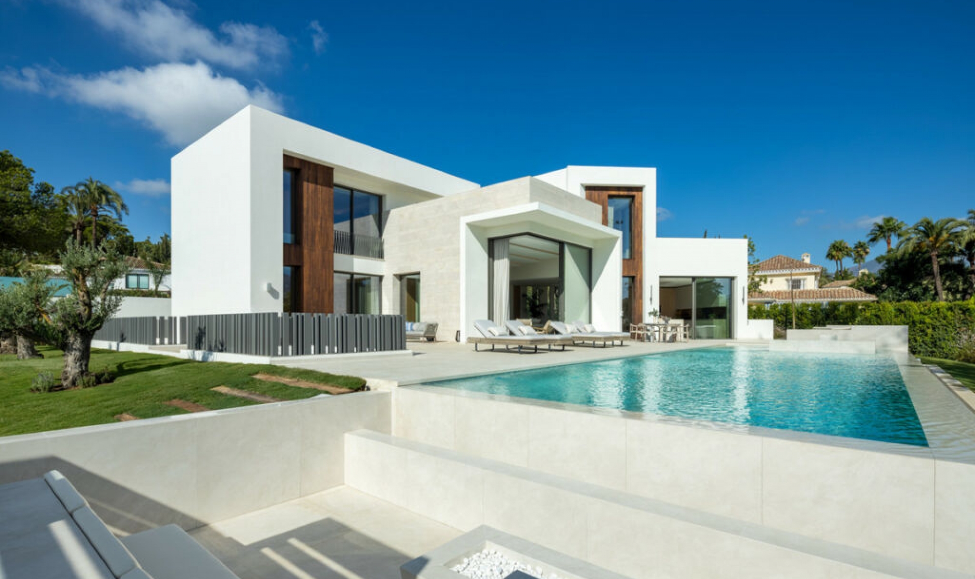 Resale - House -
Nueva Andalucía
