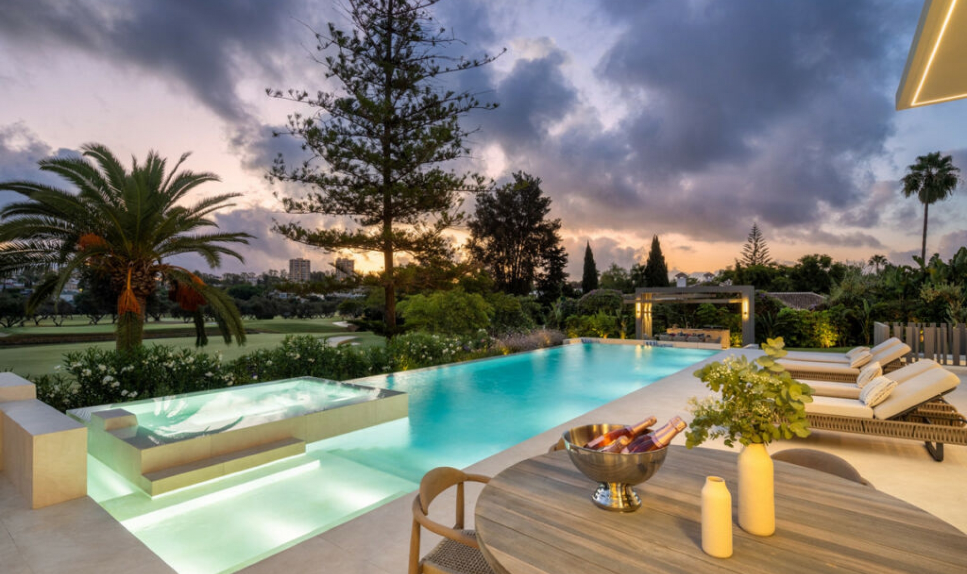 Resale - House -
Nueva Andalucía