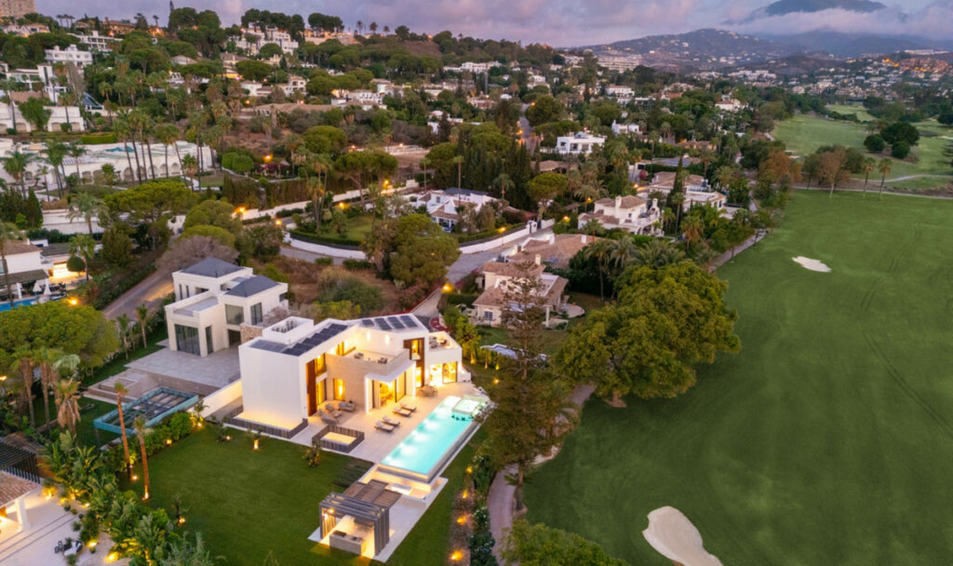 Resale - House -
Nueva Andalucía