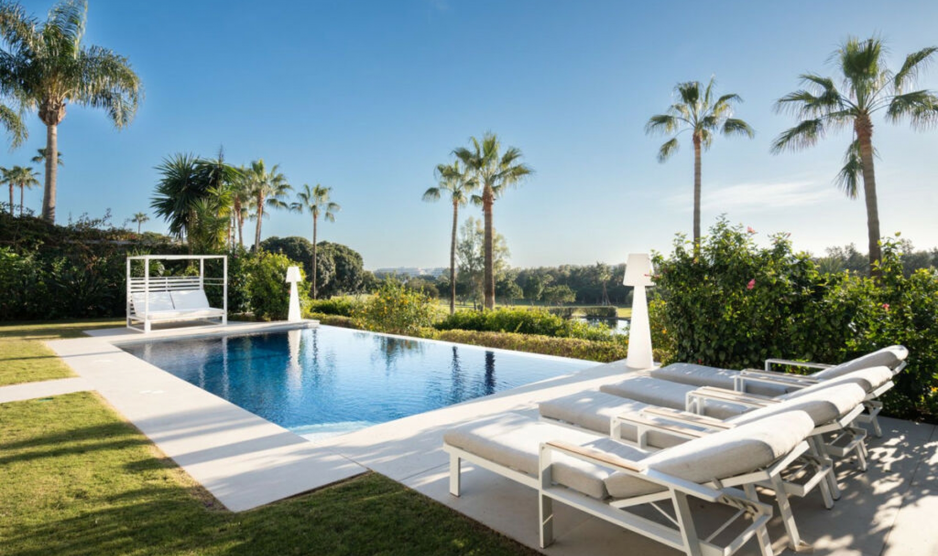 Resale - House -
Nueva Andalucía