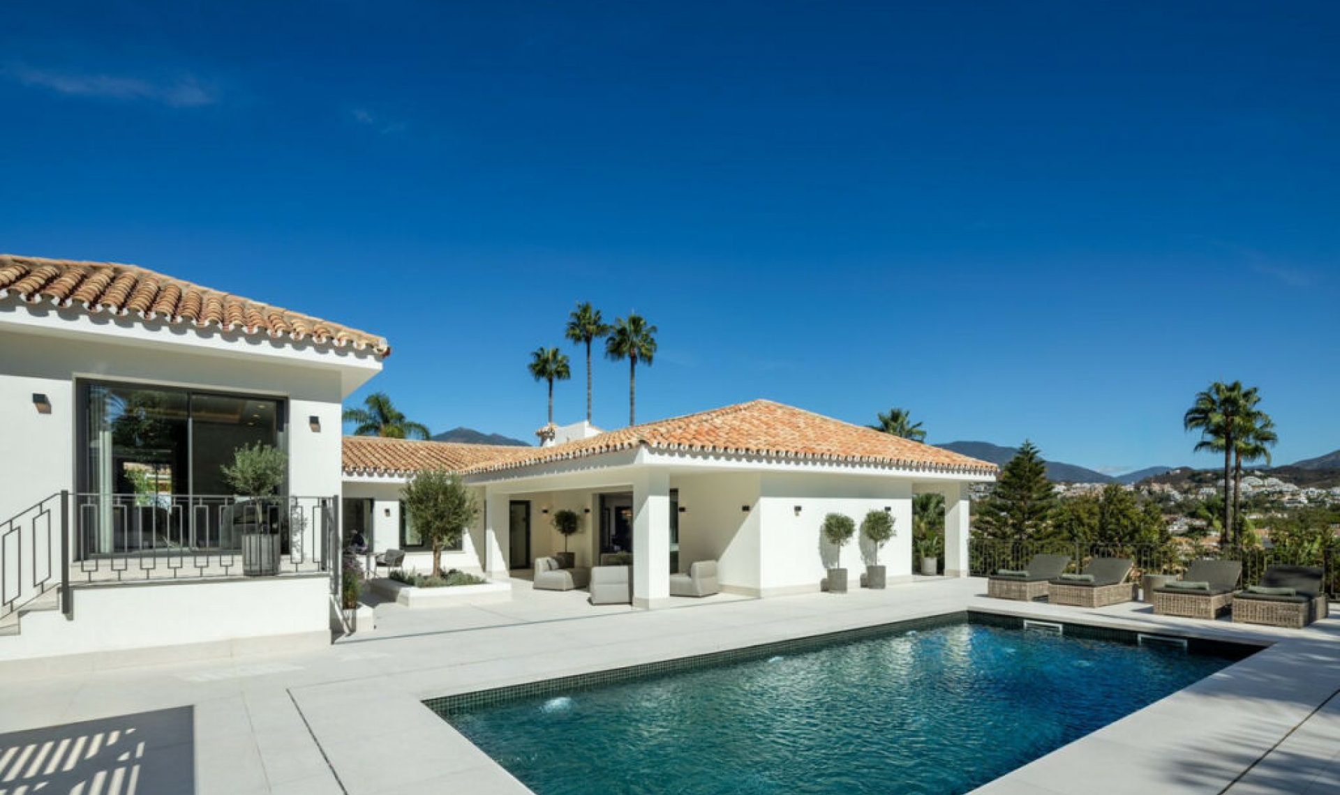 Resale - House -
Nueva Andalucía