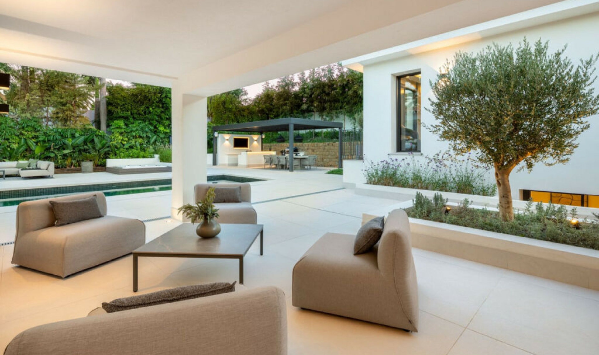 Resale - House -
Nueva Andalucía