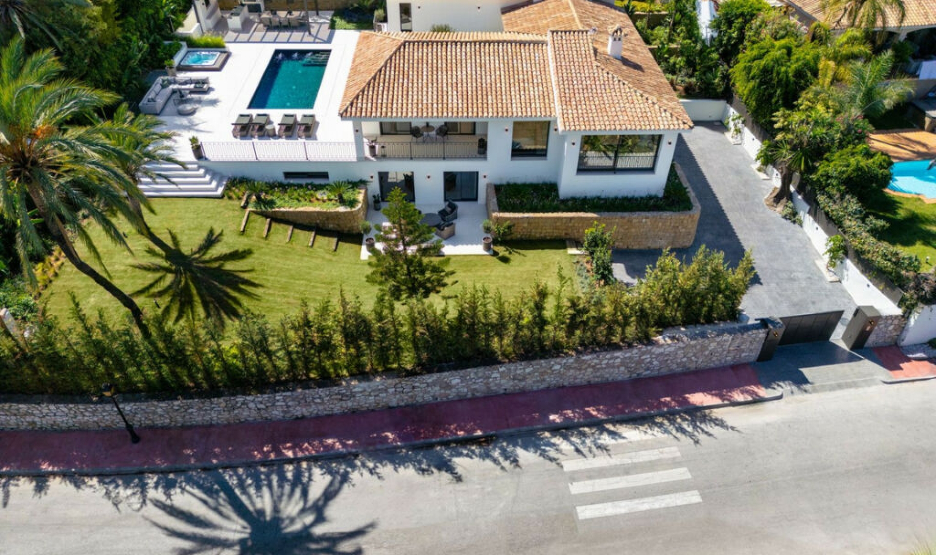 Resale - House -
Nueva Andalucía