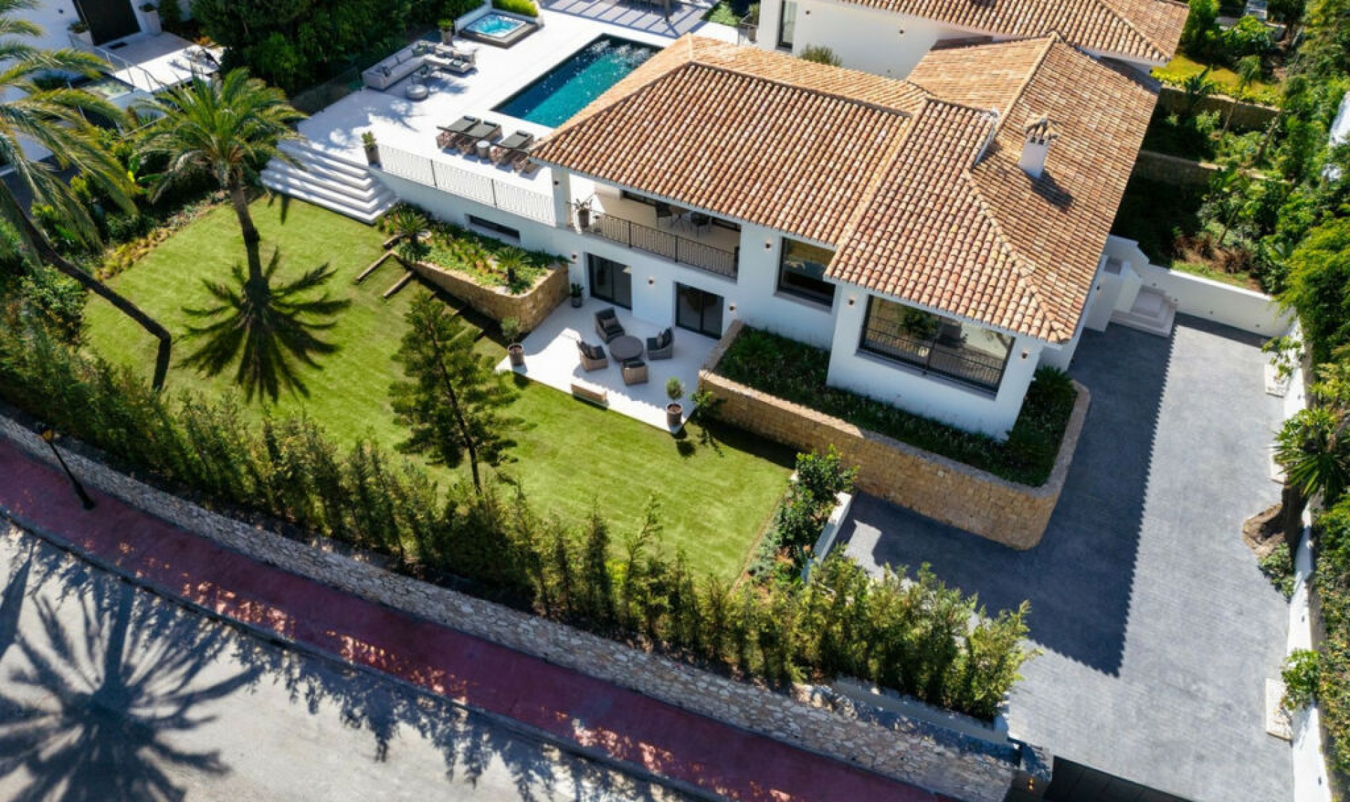 Resale - House -
Nueva Andalucía
