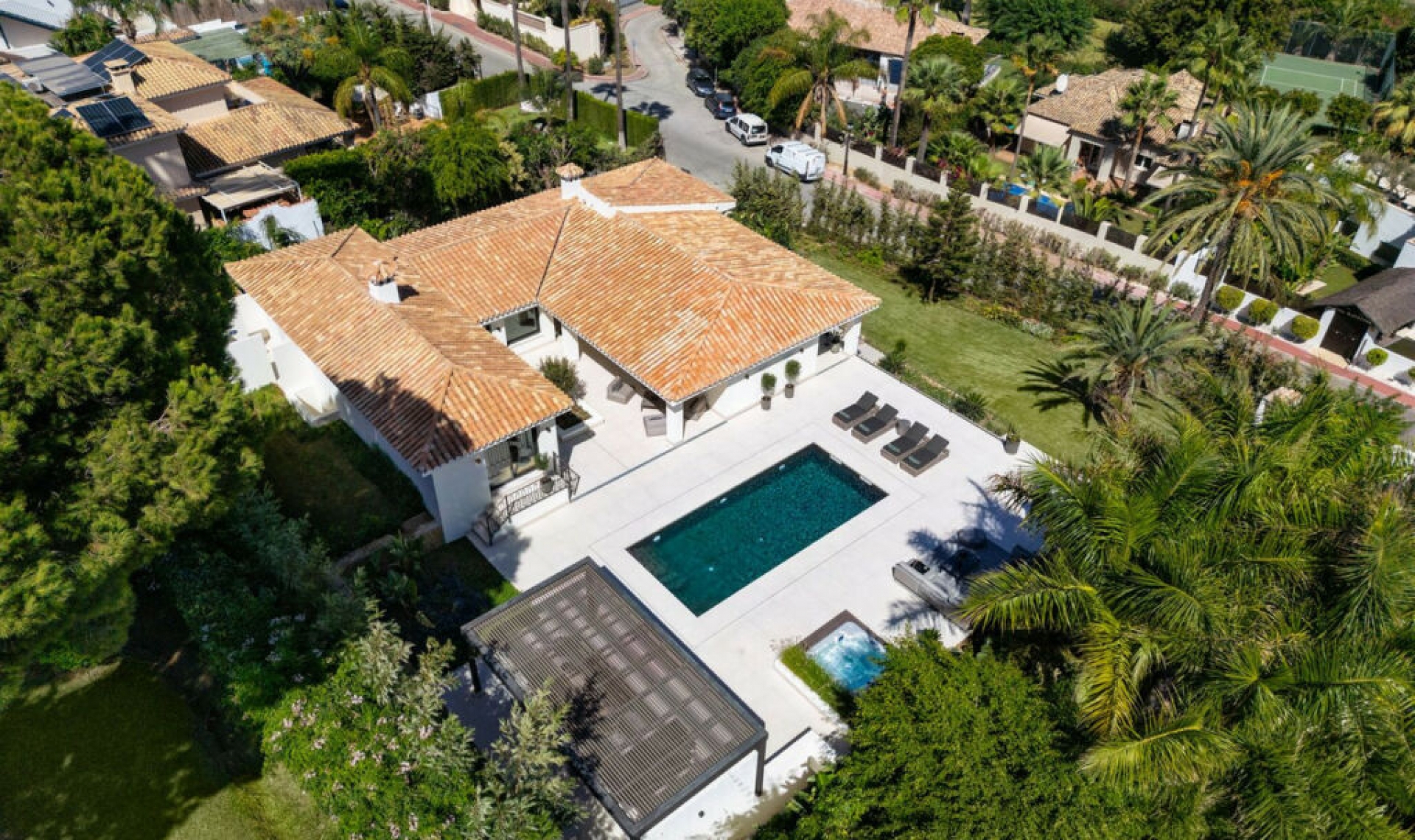 Resale - House -
Nueva Andalucía