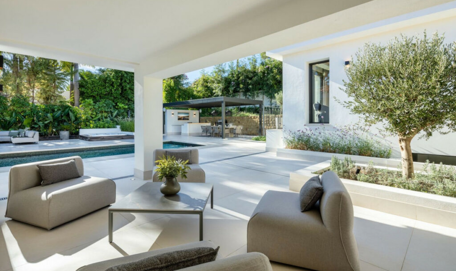 Resale - House -
Nueva Andalucía
