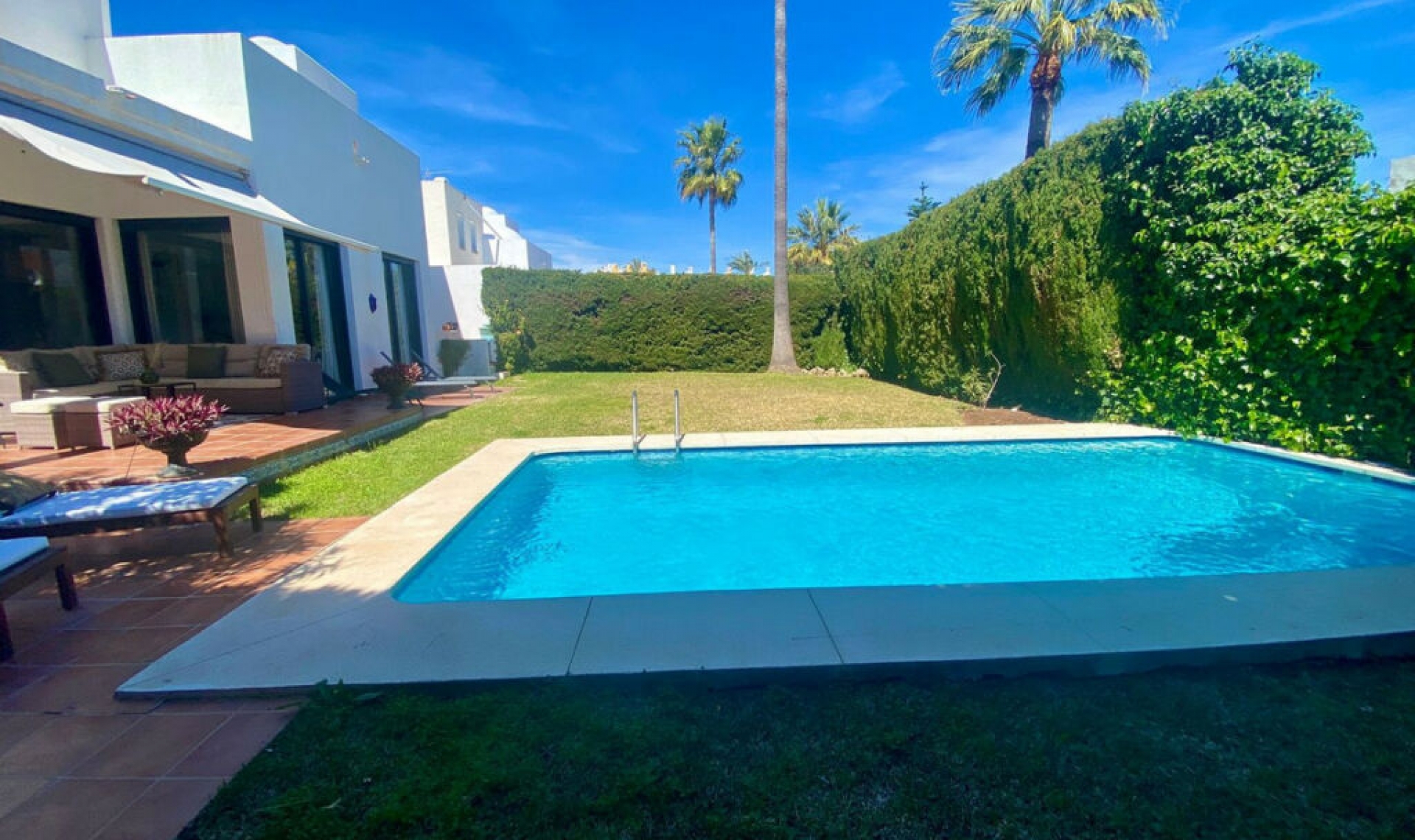 Resale - House -
Nueva Andalucía