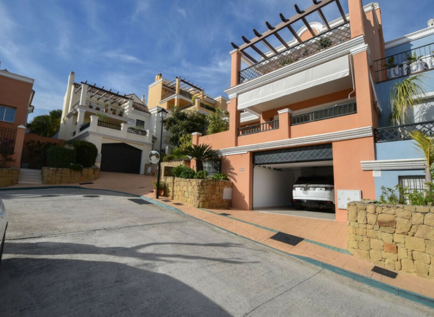 Resale - House -
Nueva Andalucía