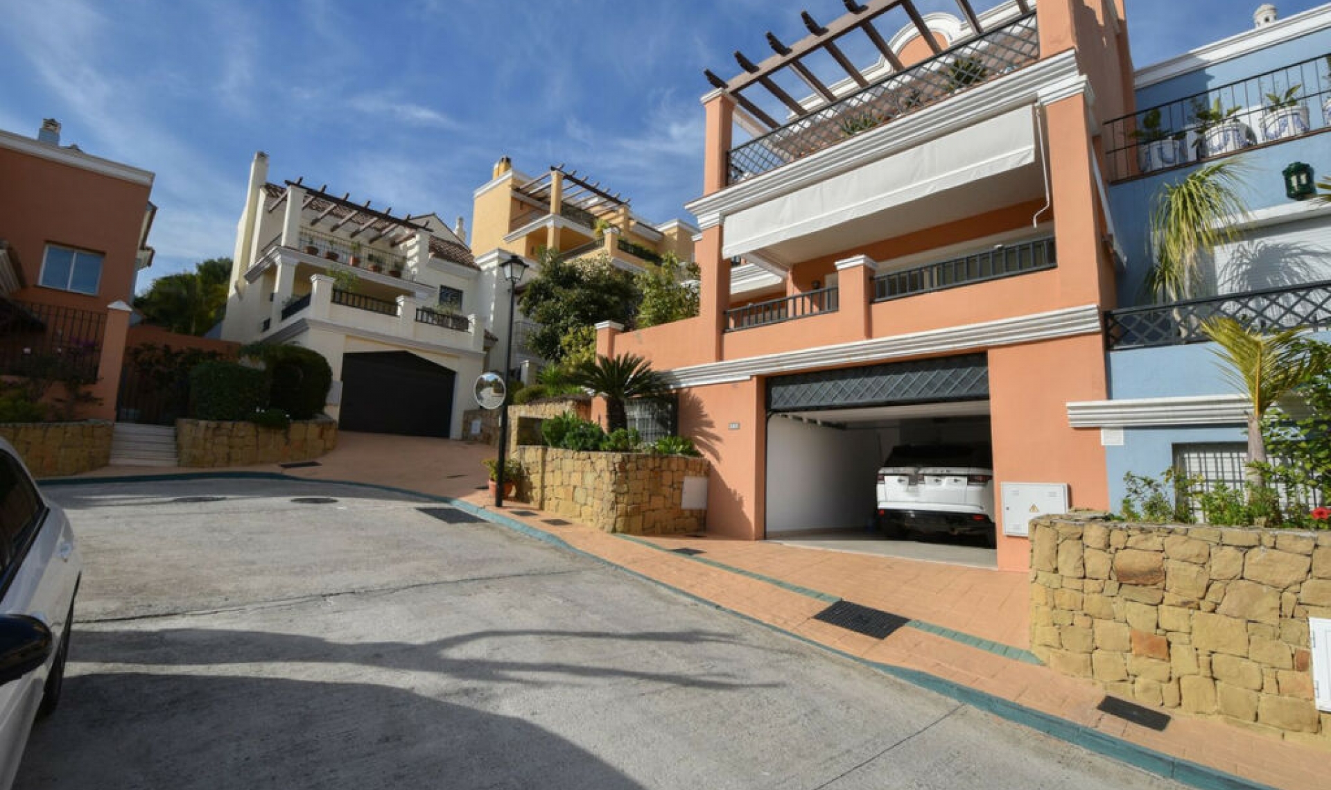 Resale - House -
Nueva Andalucía