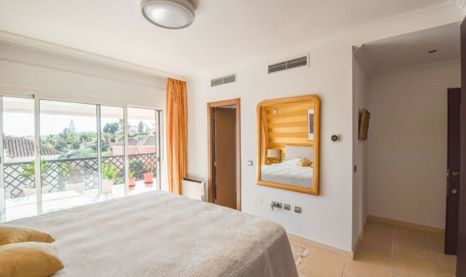 Resale - House -
Nueva Andalucía