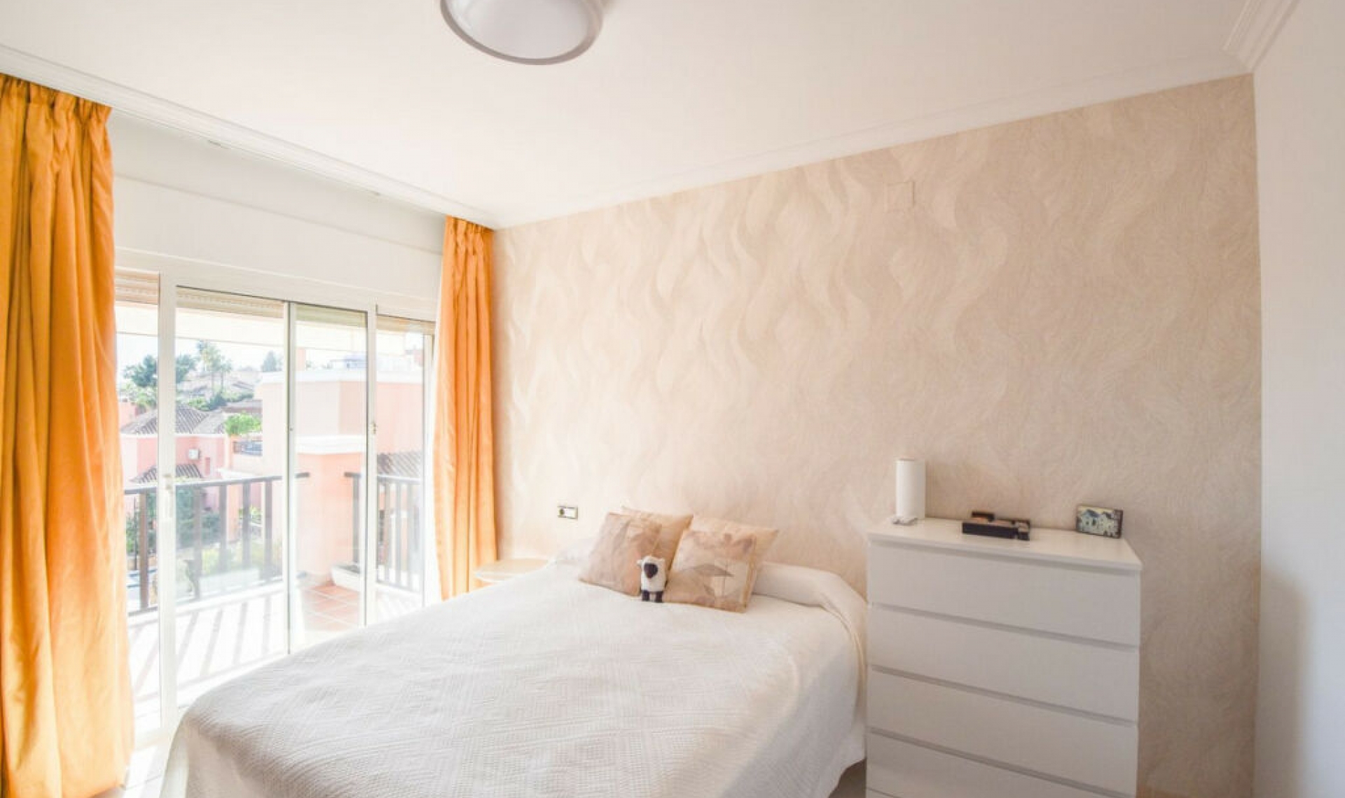 Resale - House -
Nueva Andalucía