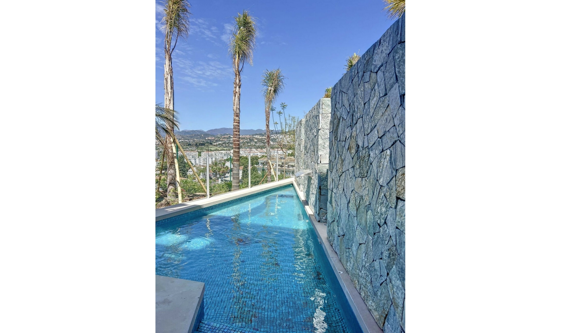 Resale - House -
Nueva Andalucía